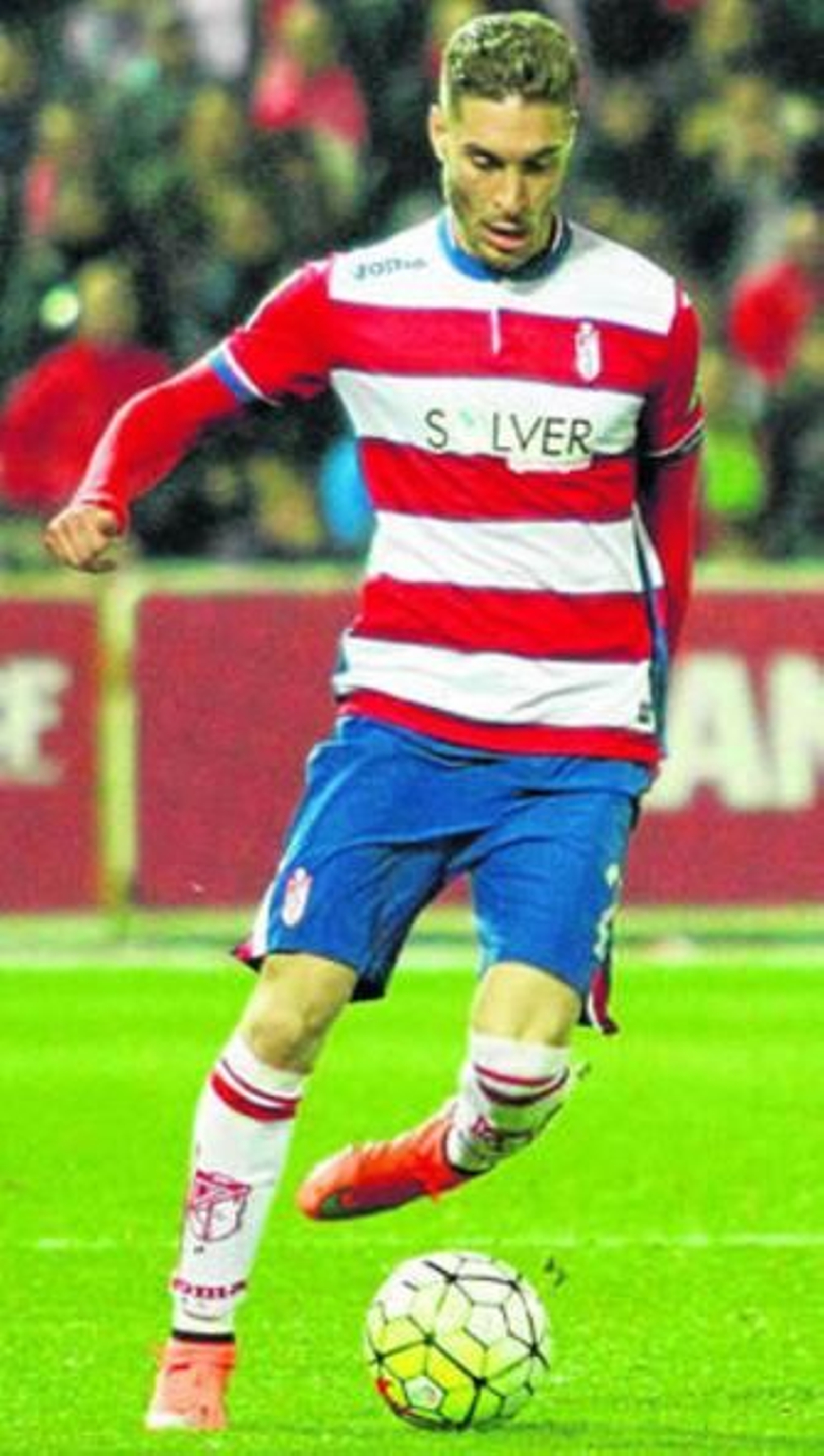 El valenciano Rubén Rochina conduce el cuero anoche.