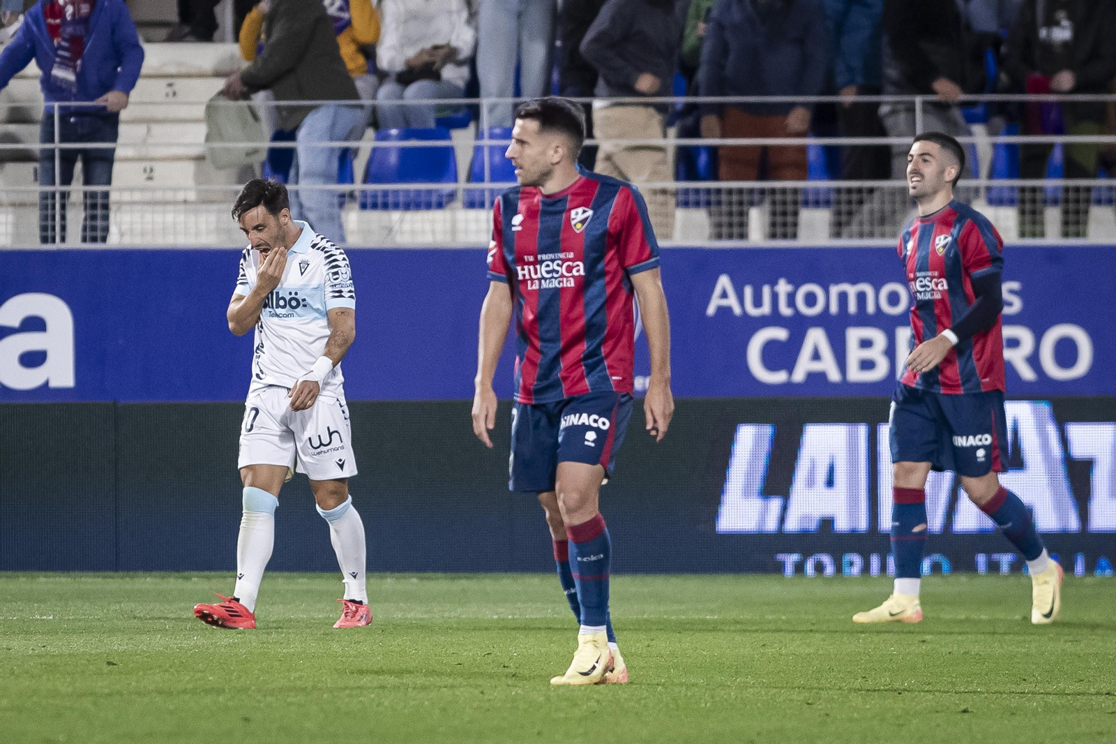 Las imágenes del partido entre el Huesca y el Cádiz C.F