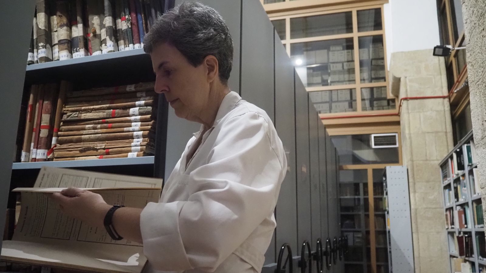 La directora del Archivo en el depósito principal.