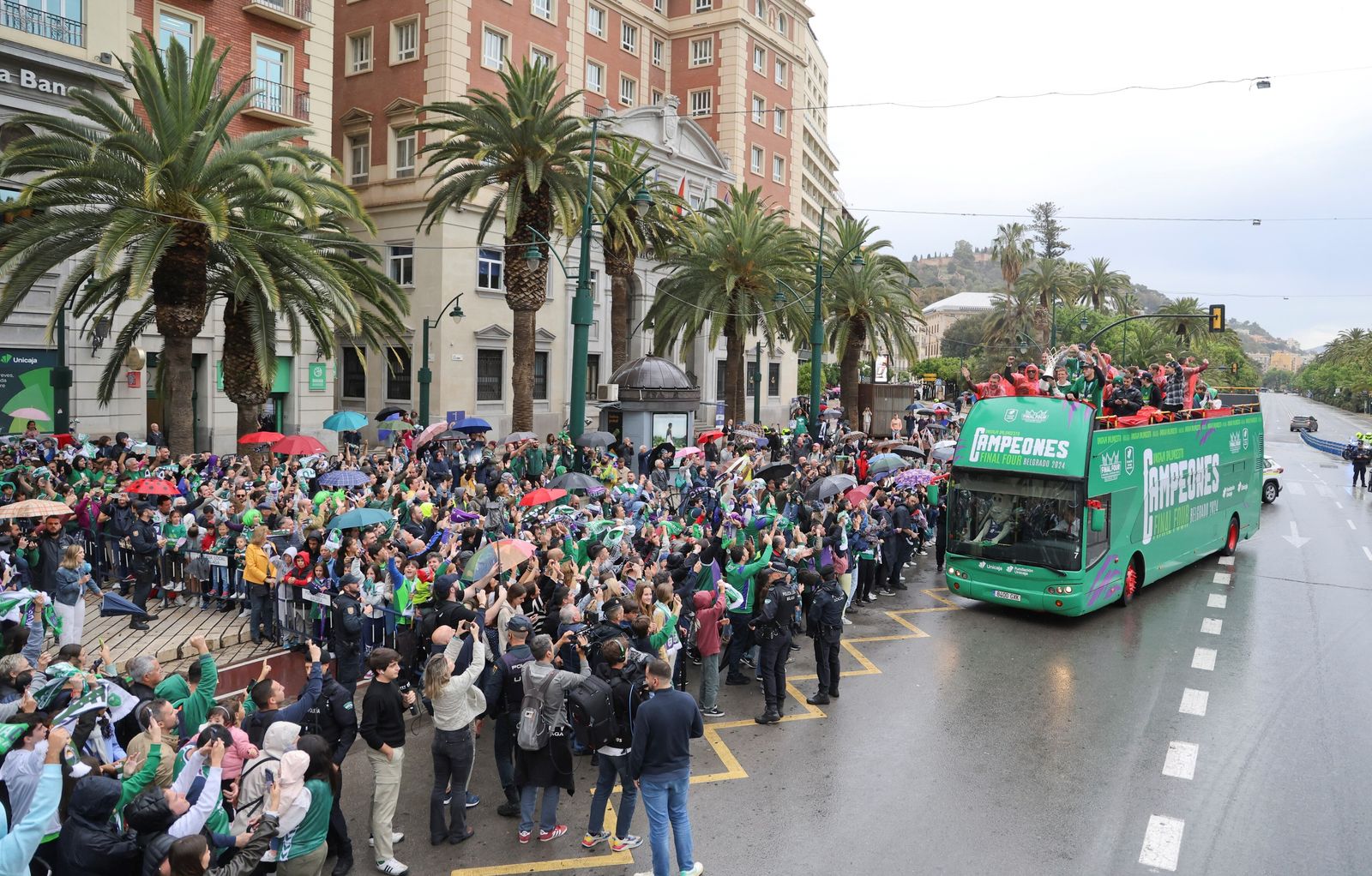 El Unicaja celebra en las calles de Málaga el título de la BCL