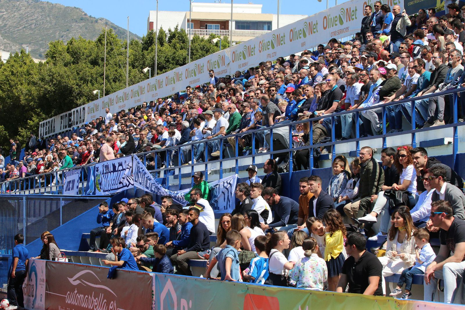 La afición del Marbella, en el partido de ayer ante el Recre.