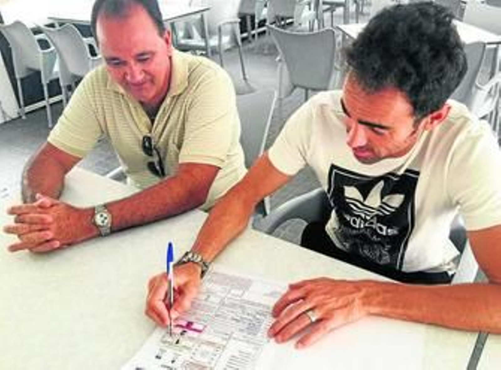 Pedro Carrión, junto a Vicente Vargas, durante la firma de su contrato con el Xerez ayer en San Fernando.