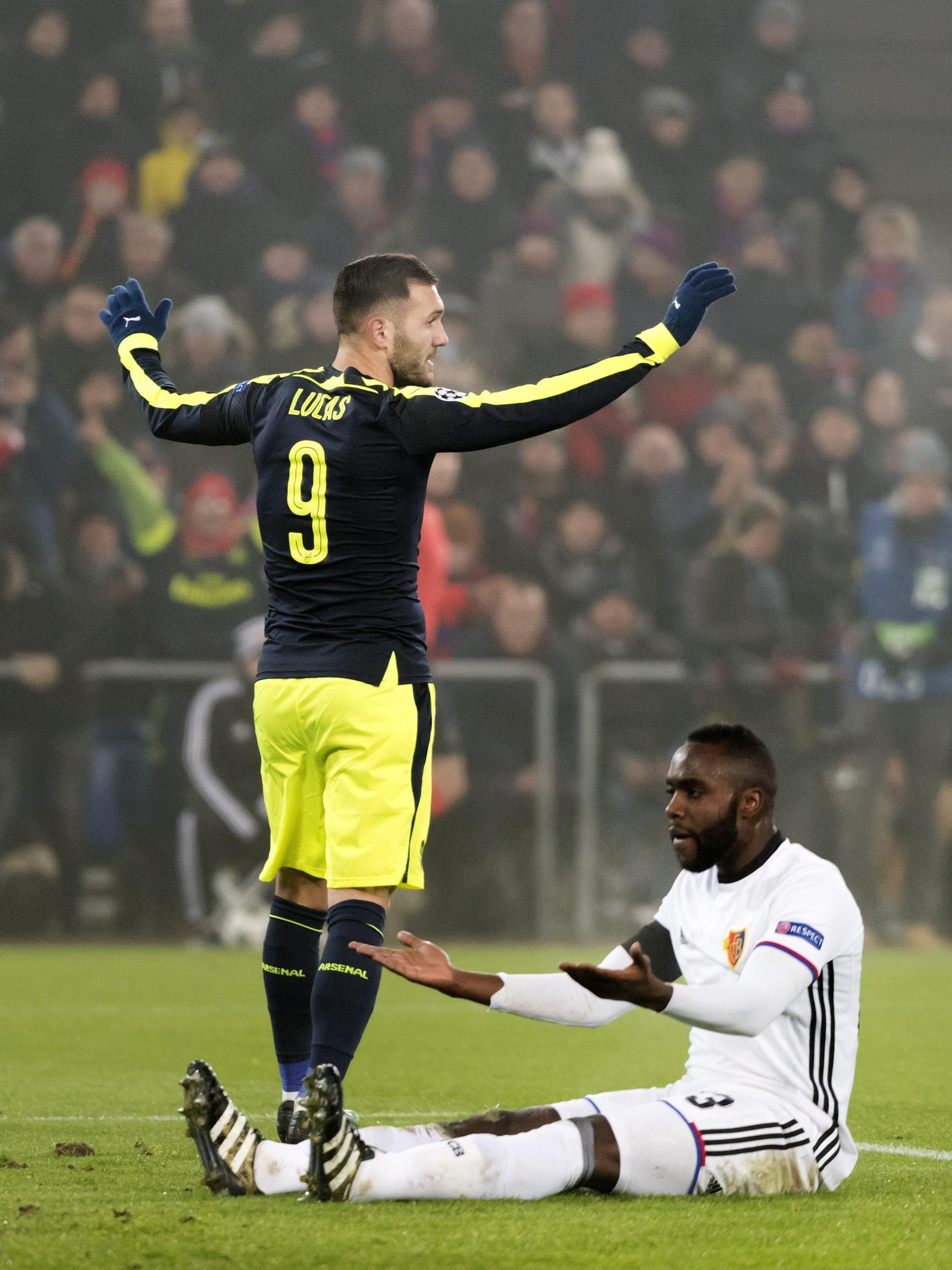 Lucas Pérez, en un partido de Champions en su etapa en el Arsenal.