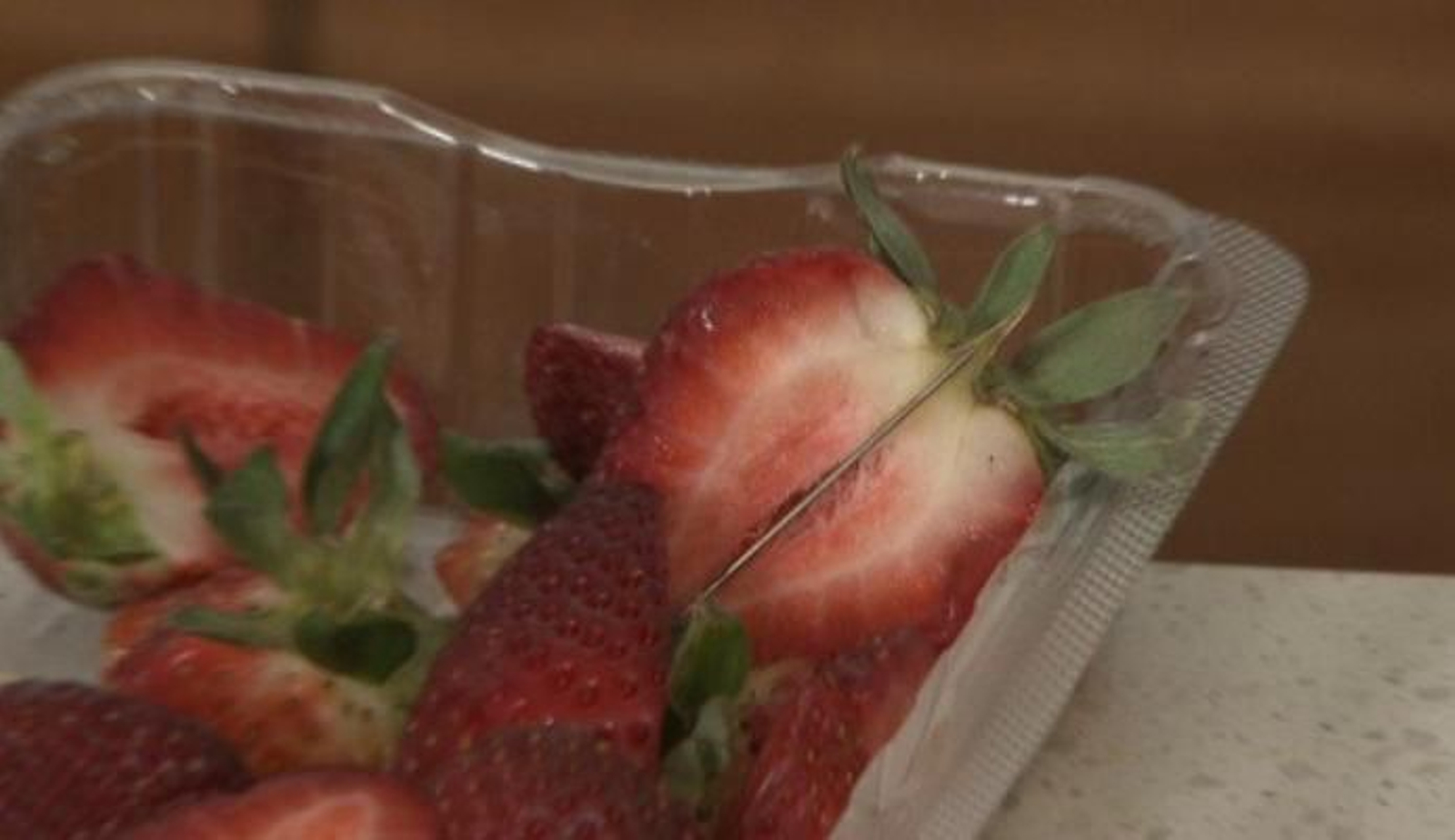 Una aguja clavada en una fresa, en Australia.