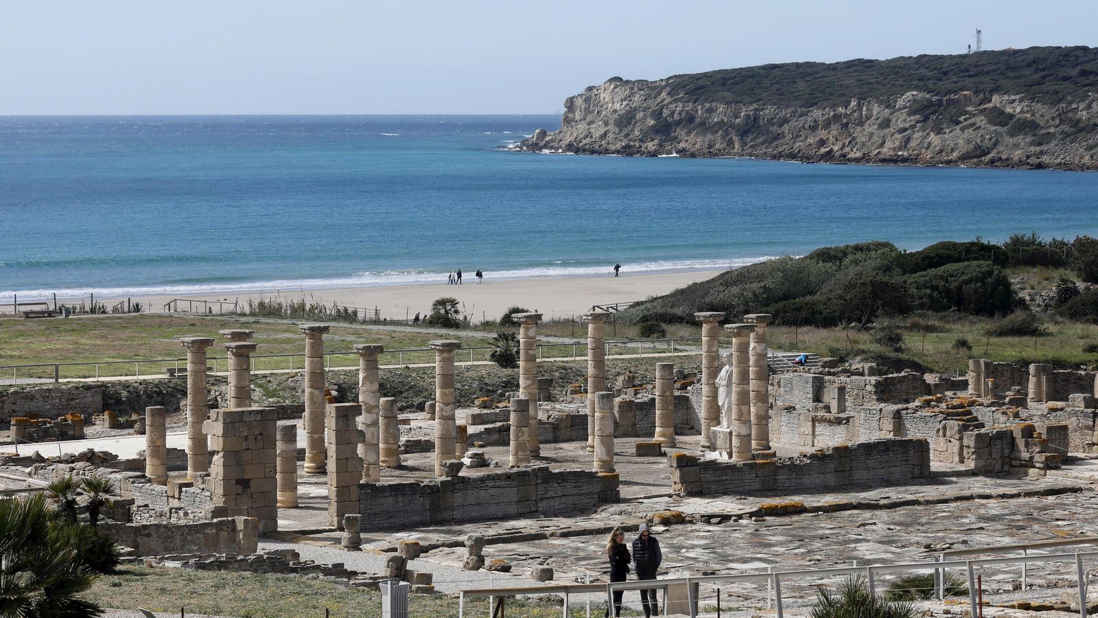 Una imagen de Baelo Claudia con la playa de Bolonia detrás.