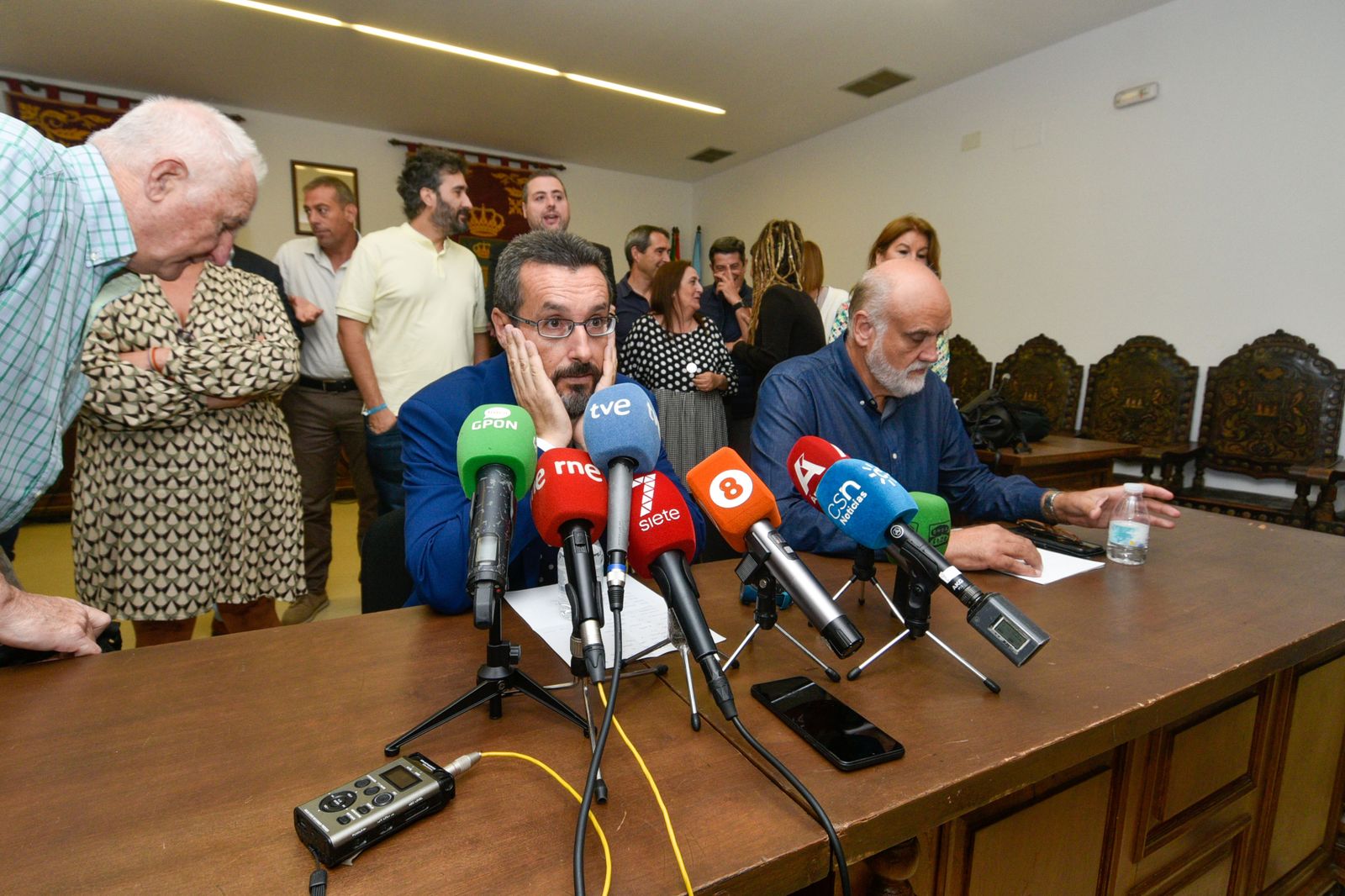 Juan Franco aguarda con las manos en la cara el comienzo de la rueda de prensa sobre el proyecto de ciudad autónoma.
