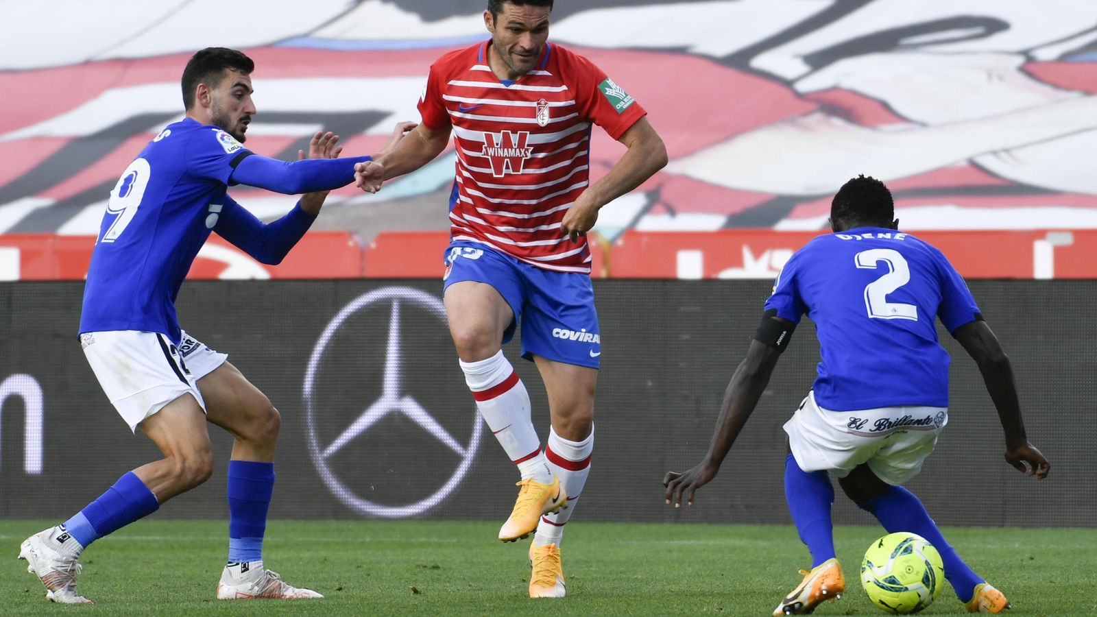 Jorge Molina realiza un túnel a Djené en el duelo ante el Getafe.