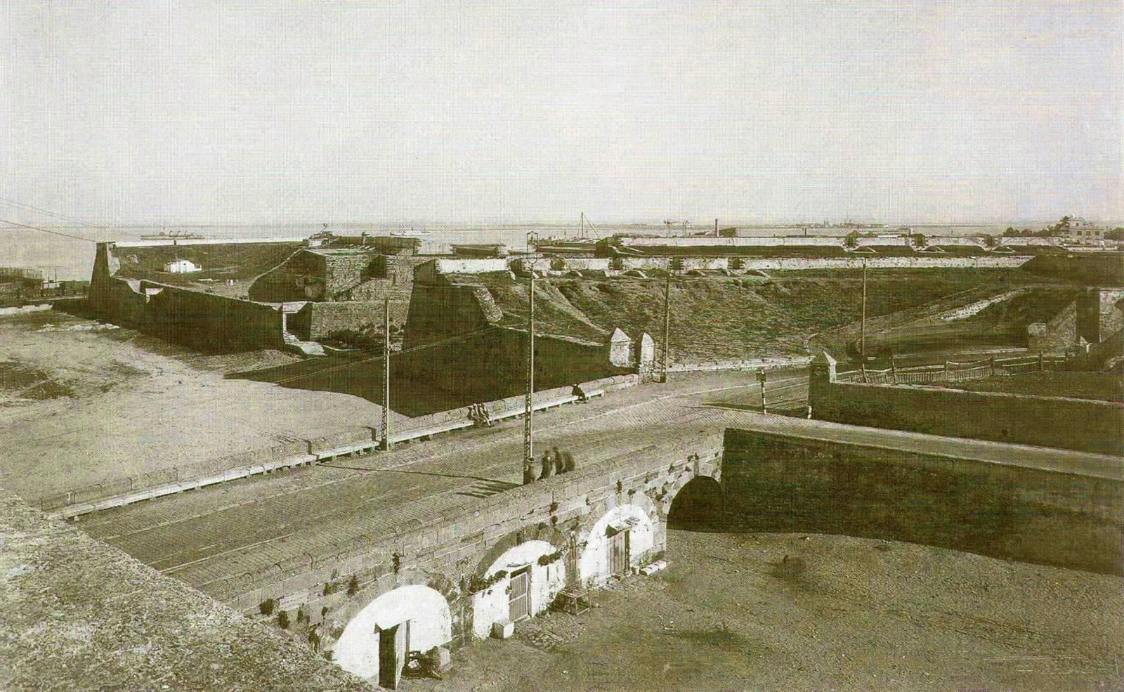 Los Glacis único paso de entrada en 1926 a Cádiz