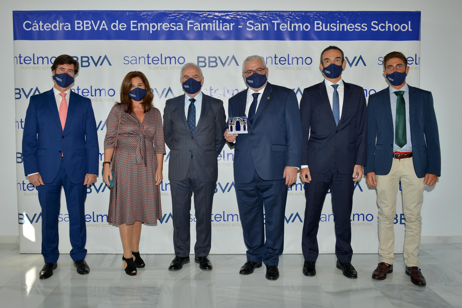 La familia Ortiz posa con el premio.