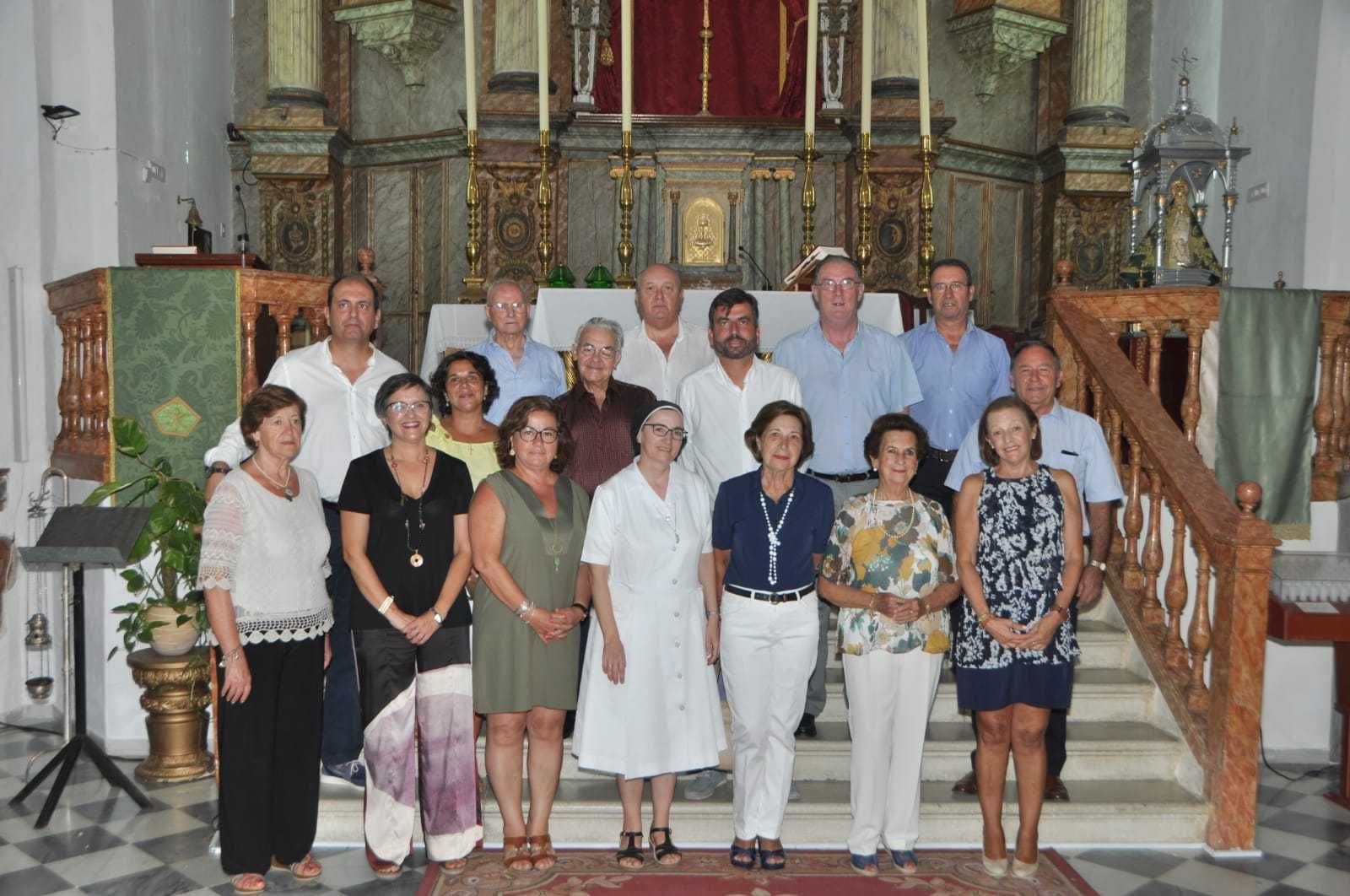 Los pregoneros que han dedicado sus palabras a la Virgen de los Santos posan a los pies del altar de La Victoria.