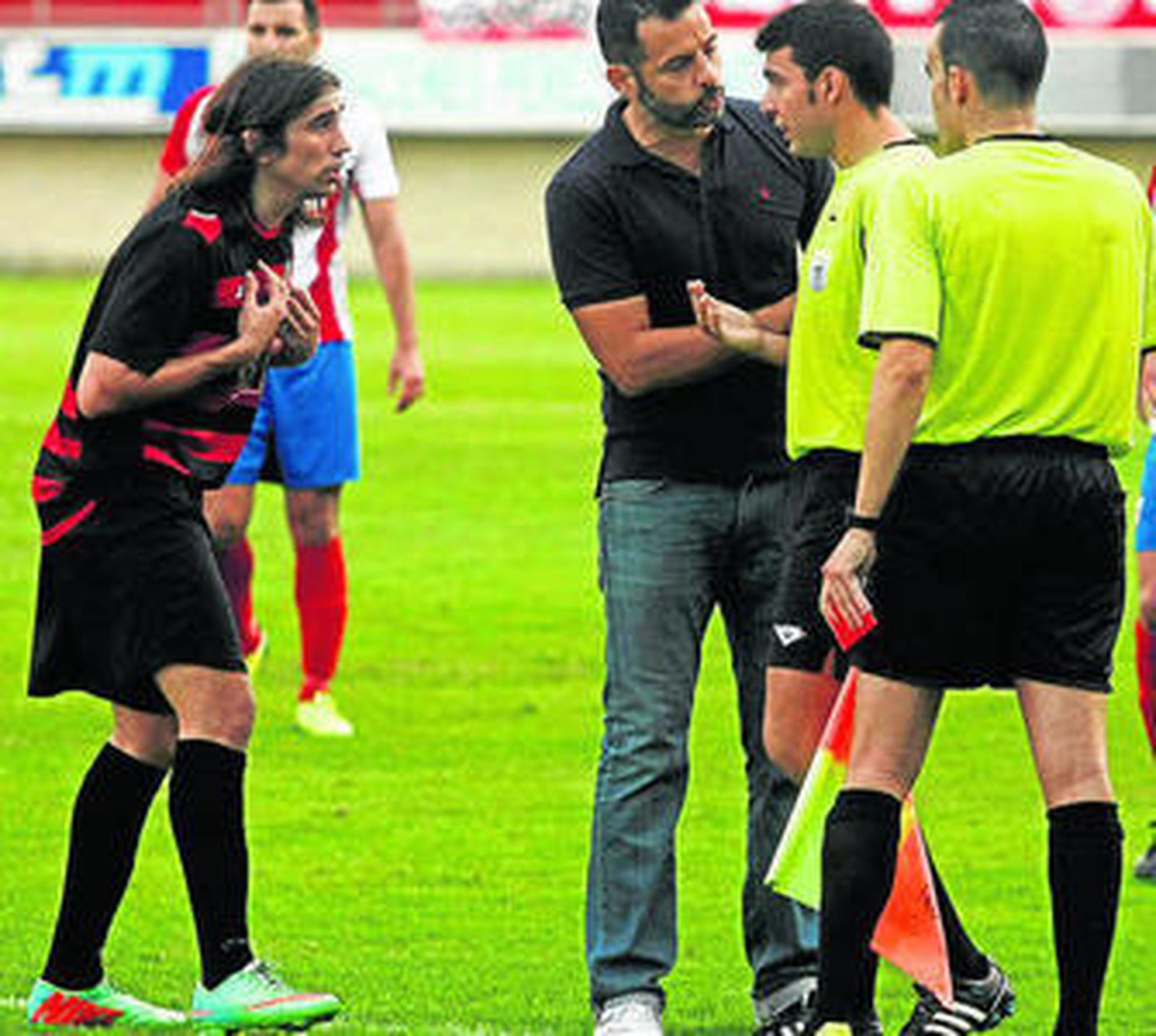 Iván (izquierda), junto a Mere y el árbitro en el Algeciras-Gerena.