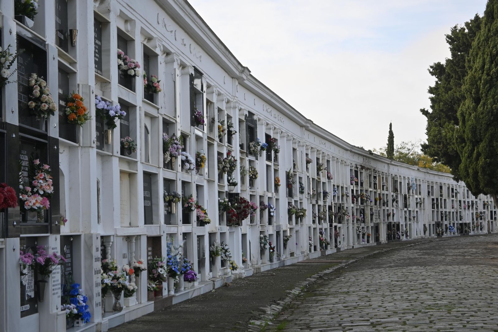 Ambiente en el cementerio de Huelva para el día de todos los Santos.