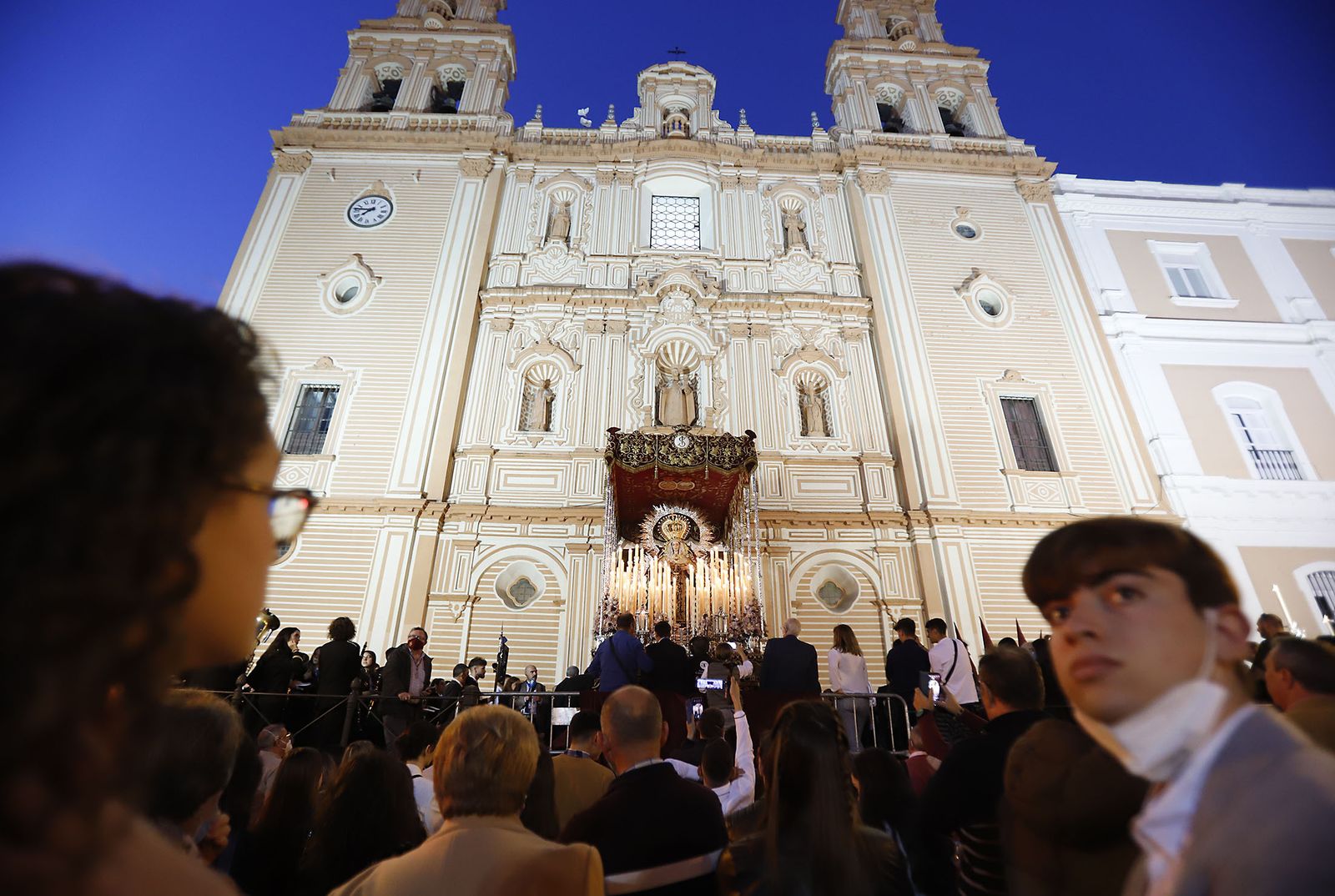 La Hermandad de Los Judíos en su recorrido por las calles de Huelva en el Jueves Santo
