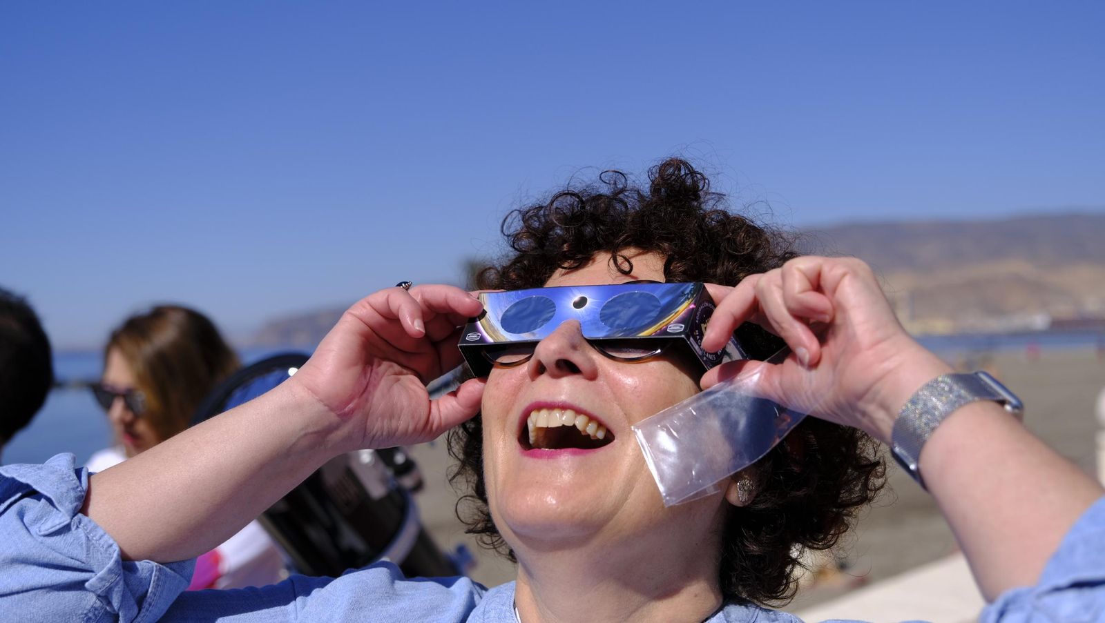 Almería observa el eclipse solar desde el Paseo Marítimo, en imágenes