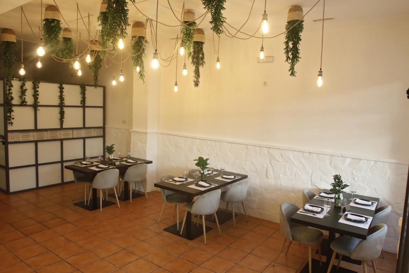 El nuevo local está decorado con una suerte de jardín colgante invertido