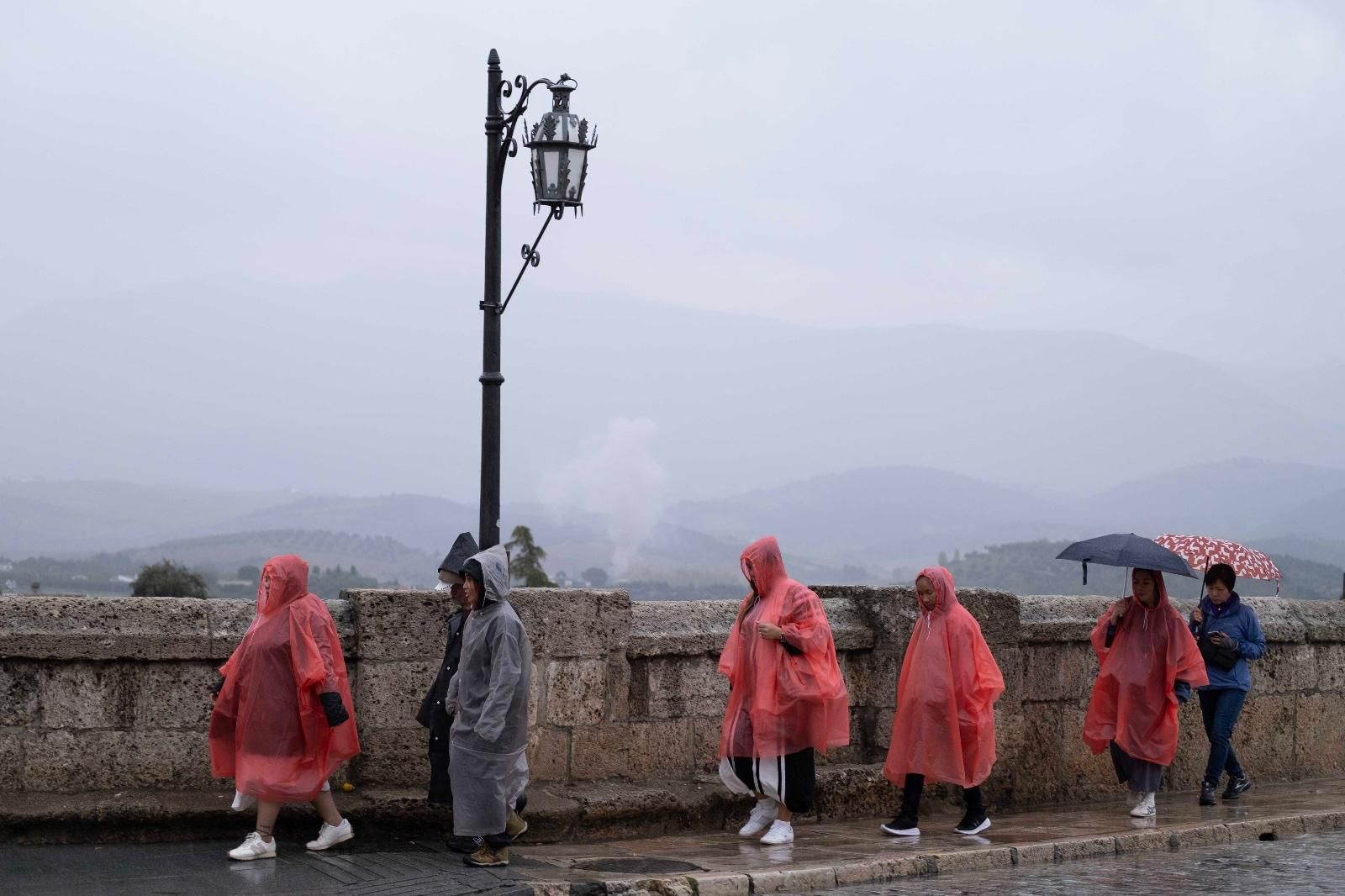 Turistas con chubasquero en Ronda ante las lluvias de este jueves. Turistas con chubasquero en Ronda ante las lluvias de este jueves.