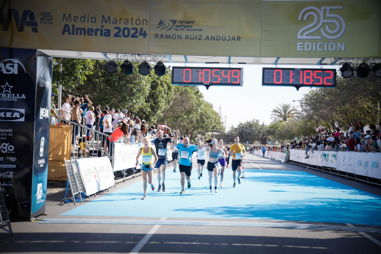 Imágenes de la llegada de la Media maratón Ciudad de Almería