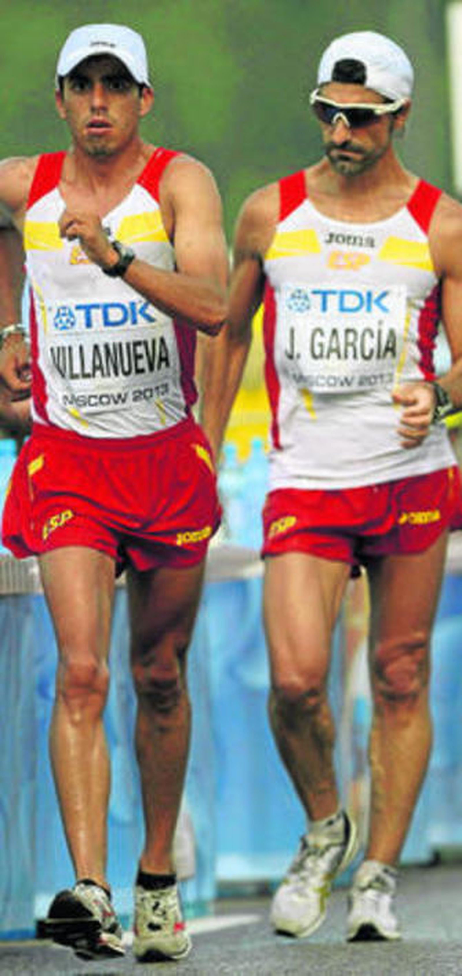 Villanueva y García Bragado pasan por una zona de avituallamiento.