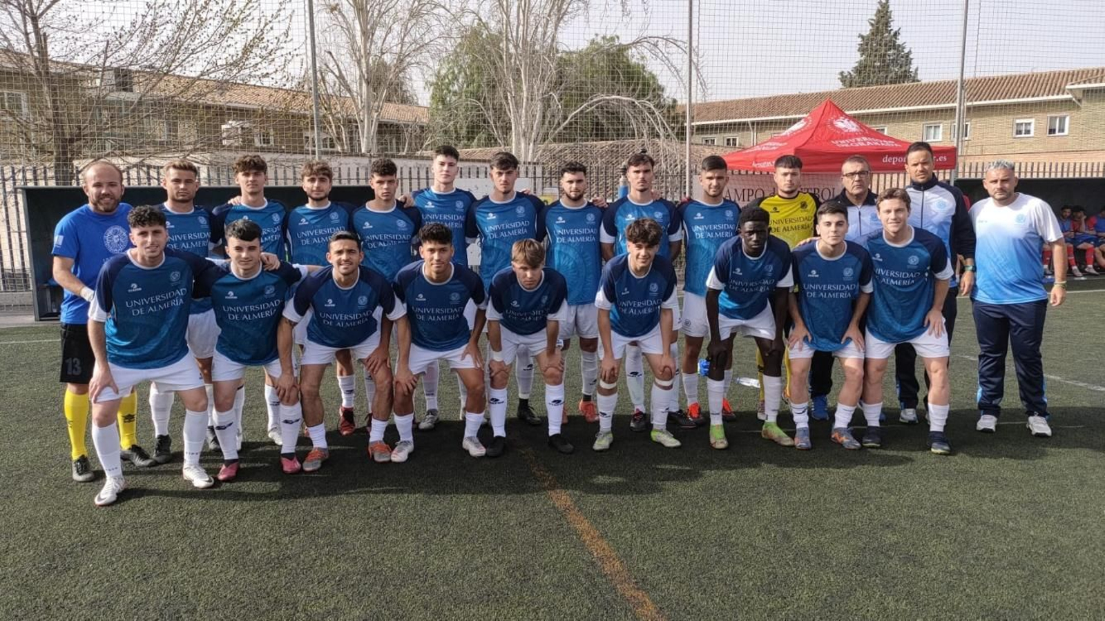 La plantilla al completo de la UAL de fútbol 11.