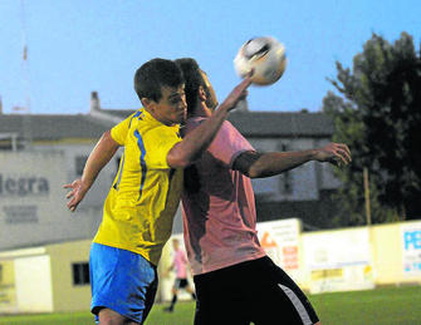 Marco, autor del gol, controla un balón con el pecho.