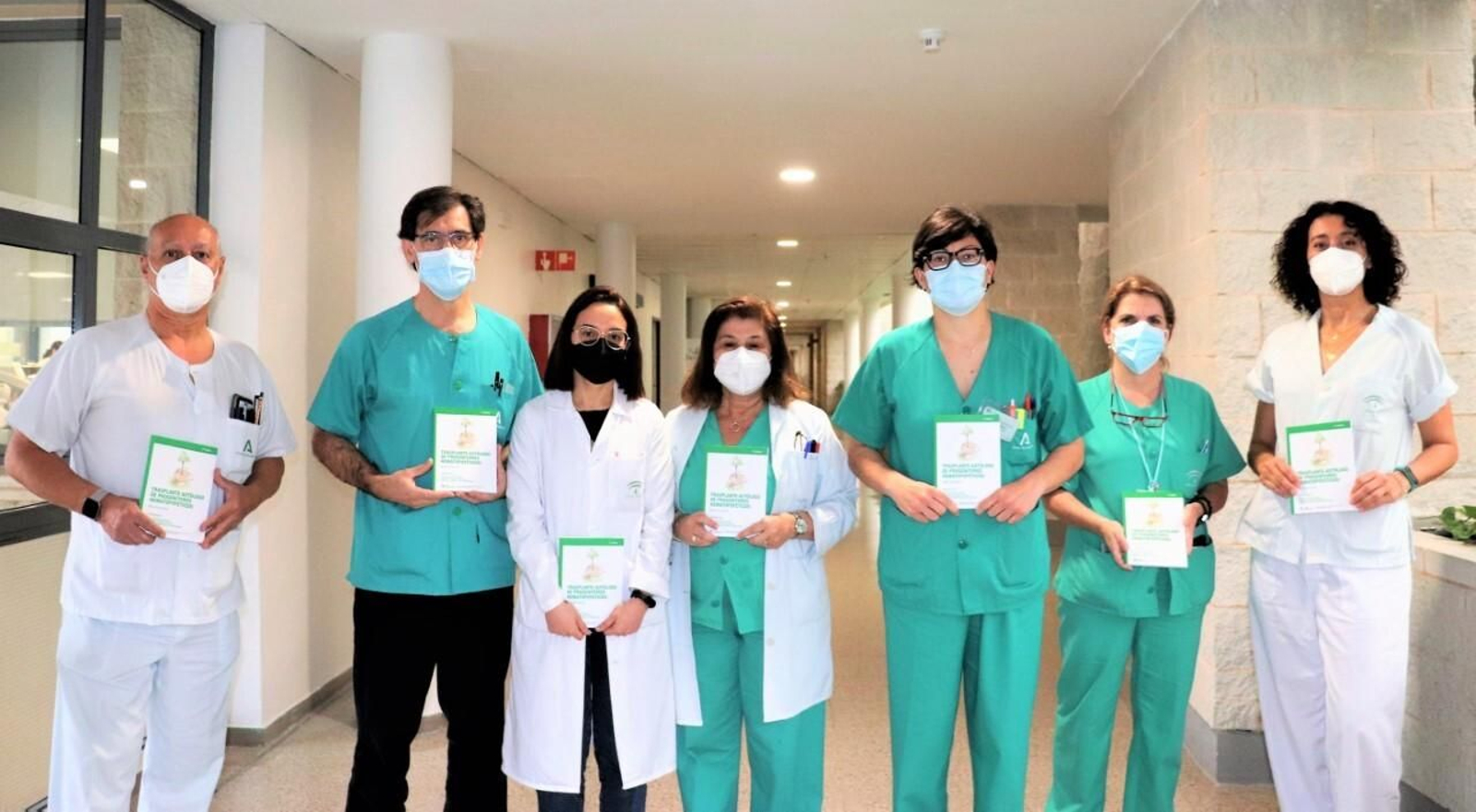 Una representación de los autores, médicos y enfermeros del Hospital. Una representación de los autores, médicos y enfermeros del Hospital.