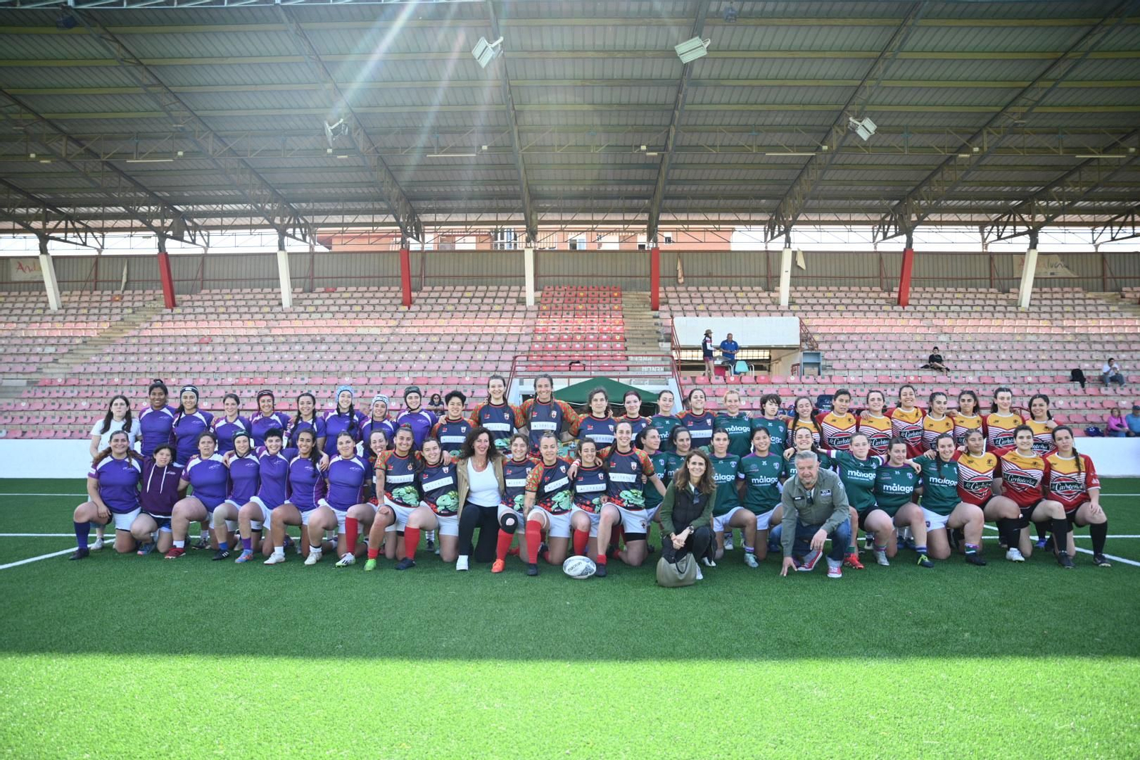 Foto de familia de los equipos participantes en el Campeonato de Andalucia de Rugby 7 Femenino en el Juan Rojas.