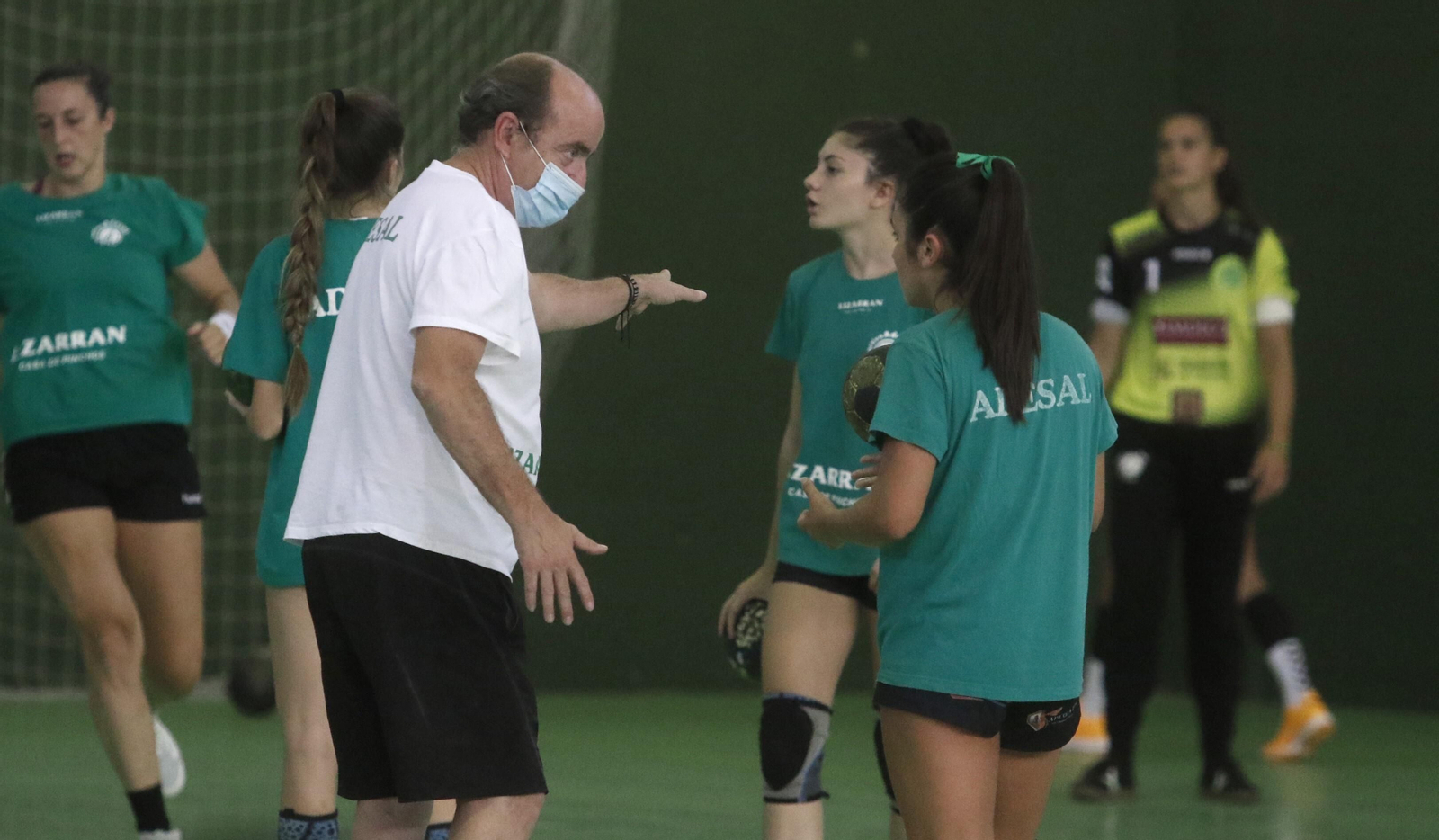 Rafa Moreno habla con una de sus jugadoras en un entrenamiento.