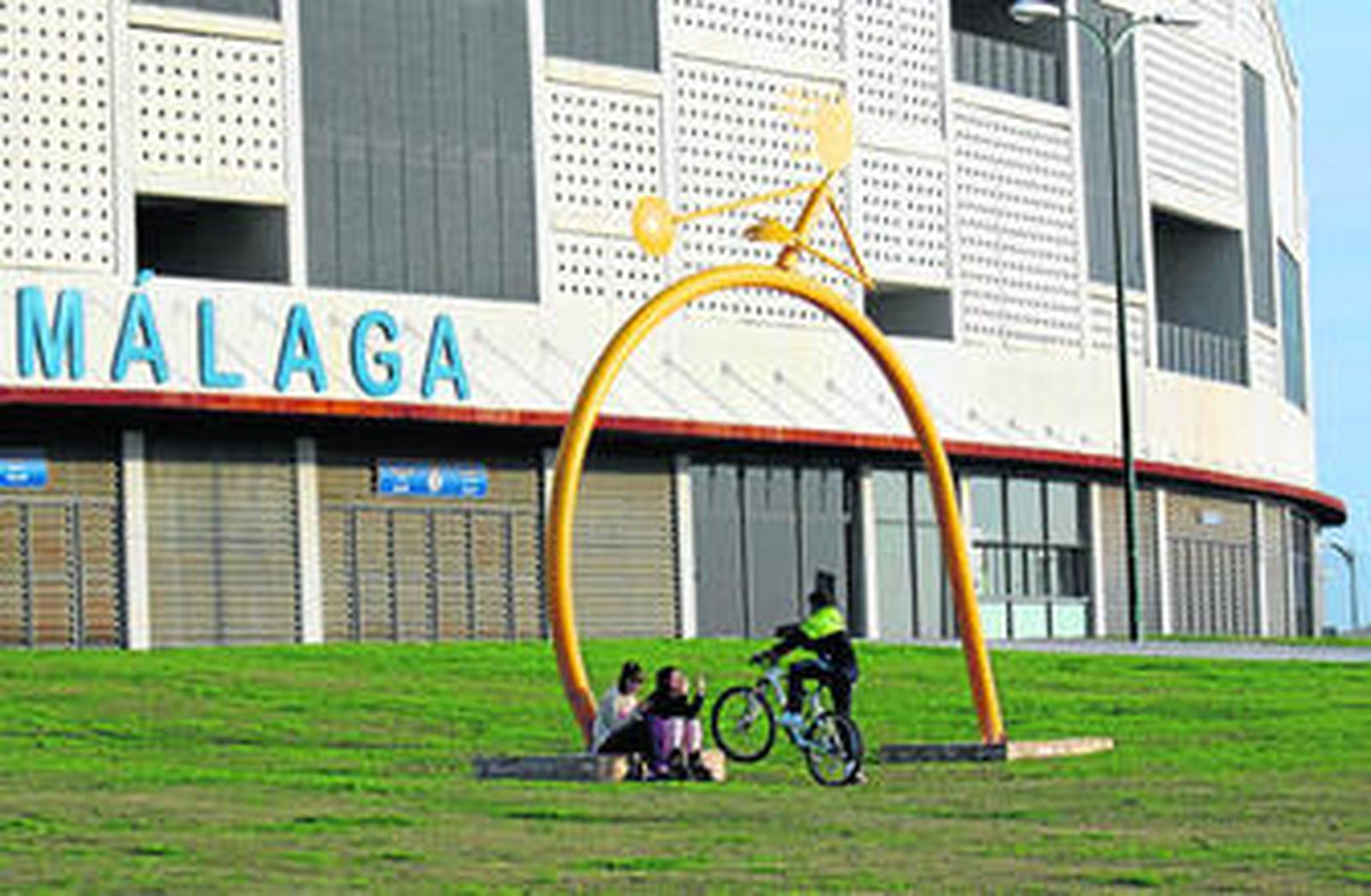 Un grupo de jóvenes disfrutaron ayer del buen tiempo que vivió la capital.