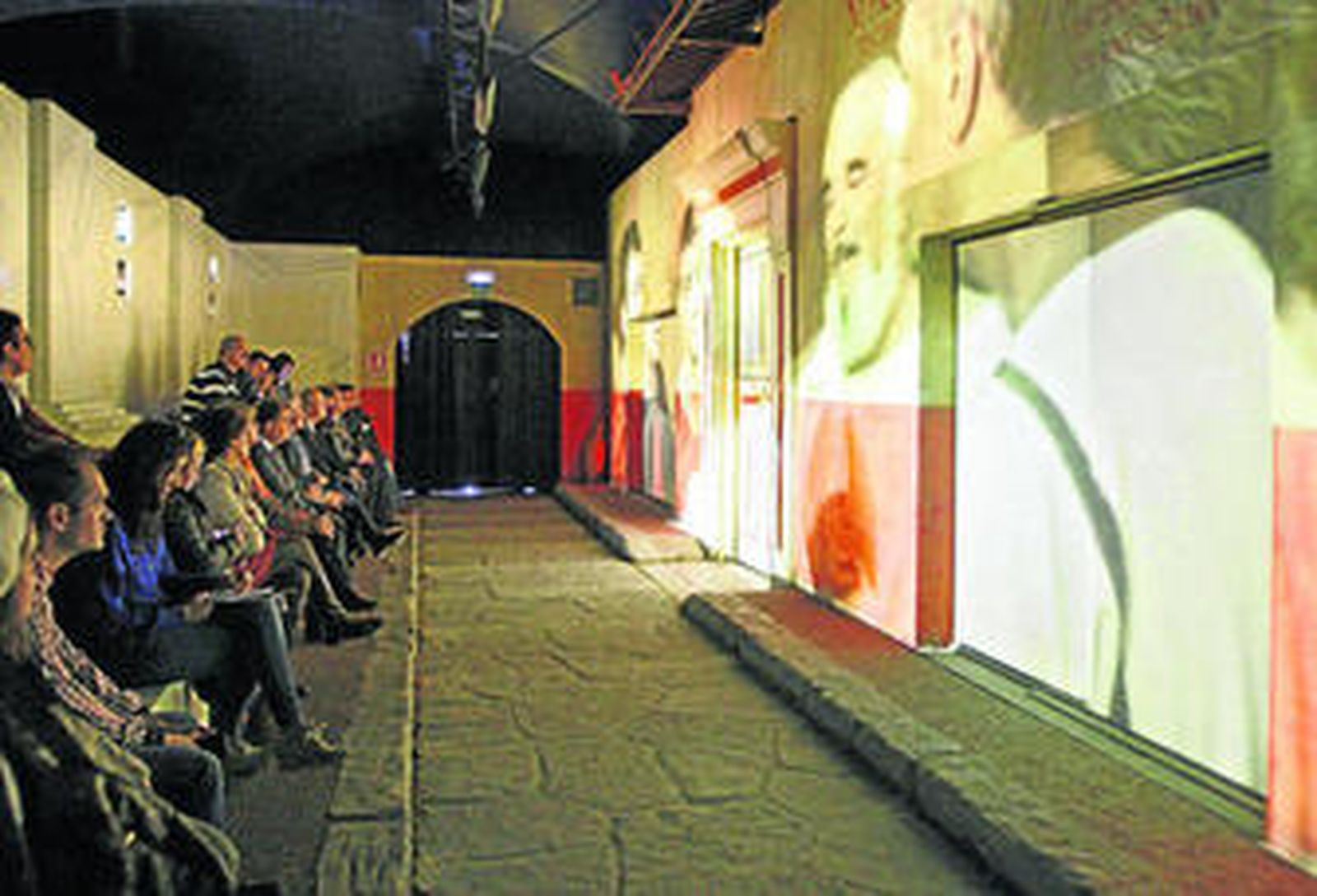 Proyección en la fachada de la domus que se recrea en la exposición.