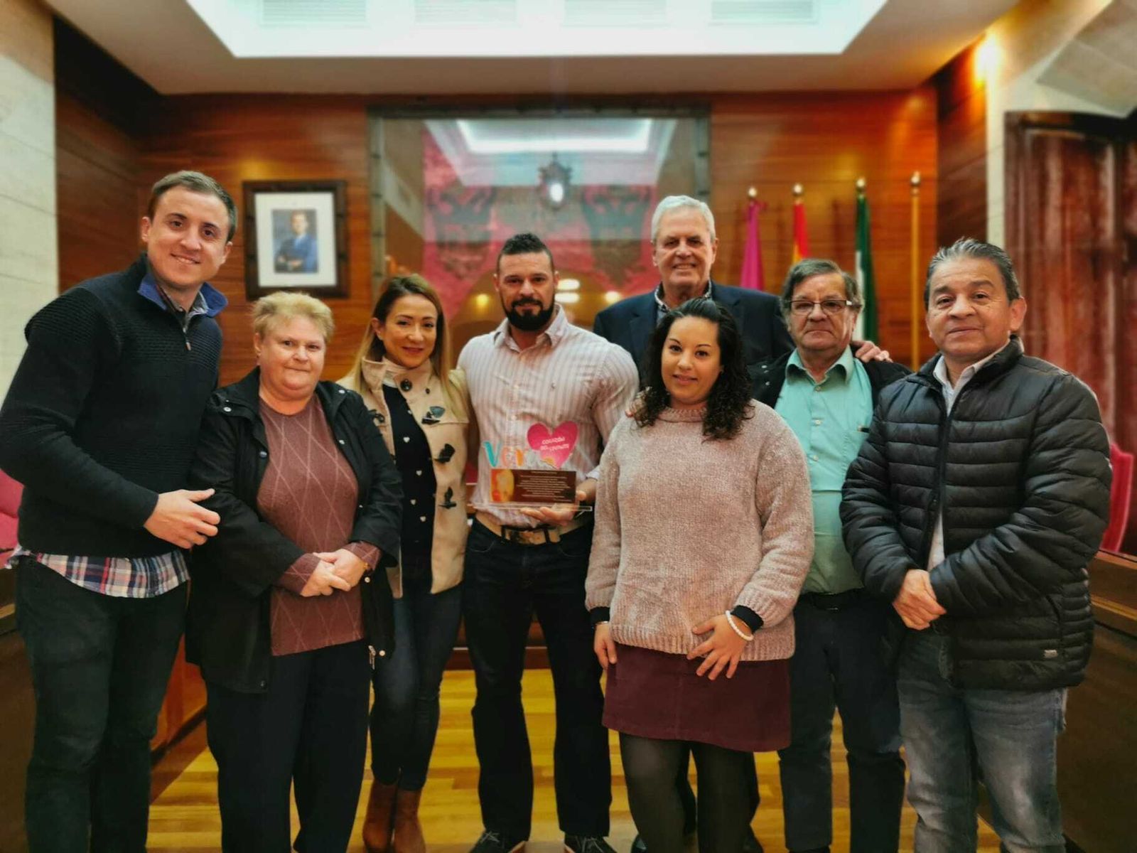 El culturista Andrés Pérez junto al alcalde de Vera y su familia.