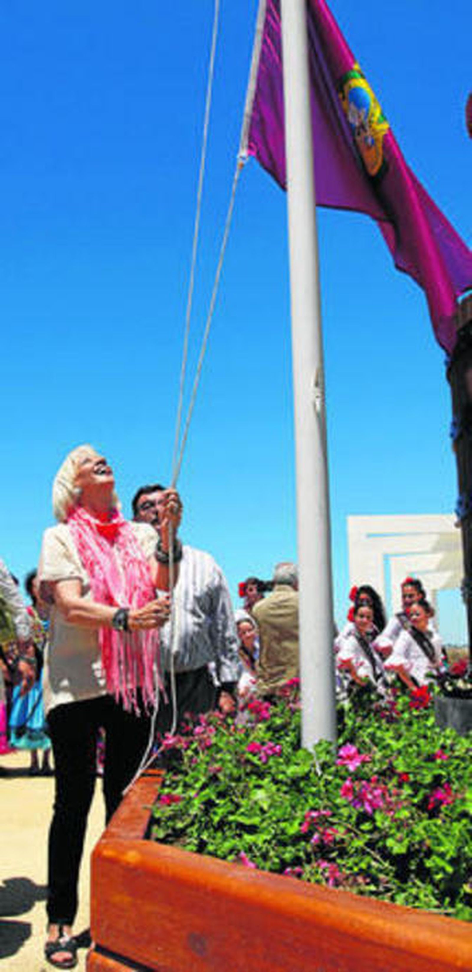 La alcaldesa de Cádiz, Teófila Martínez, durante el izado de la bandera gaditana en el recinto ferial.