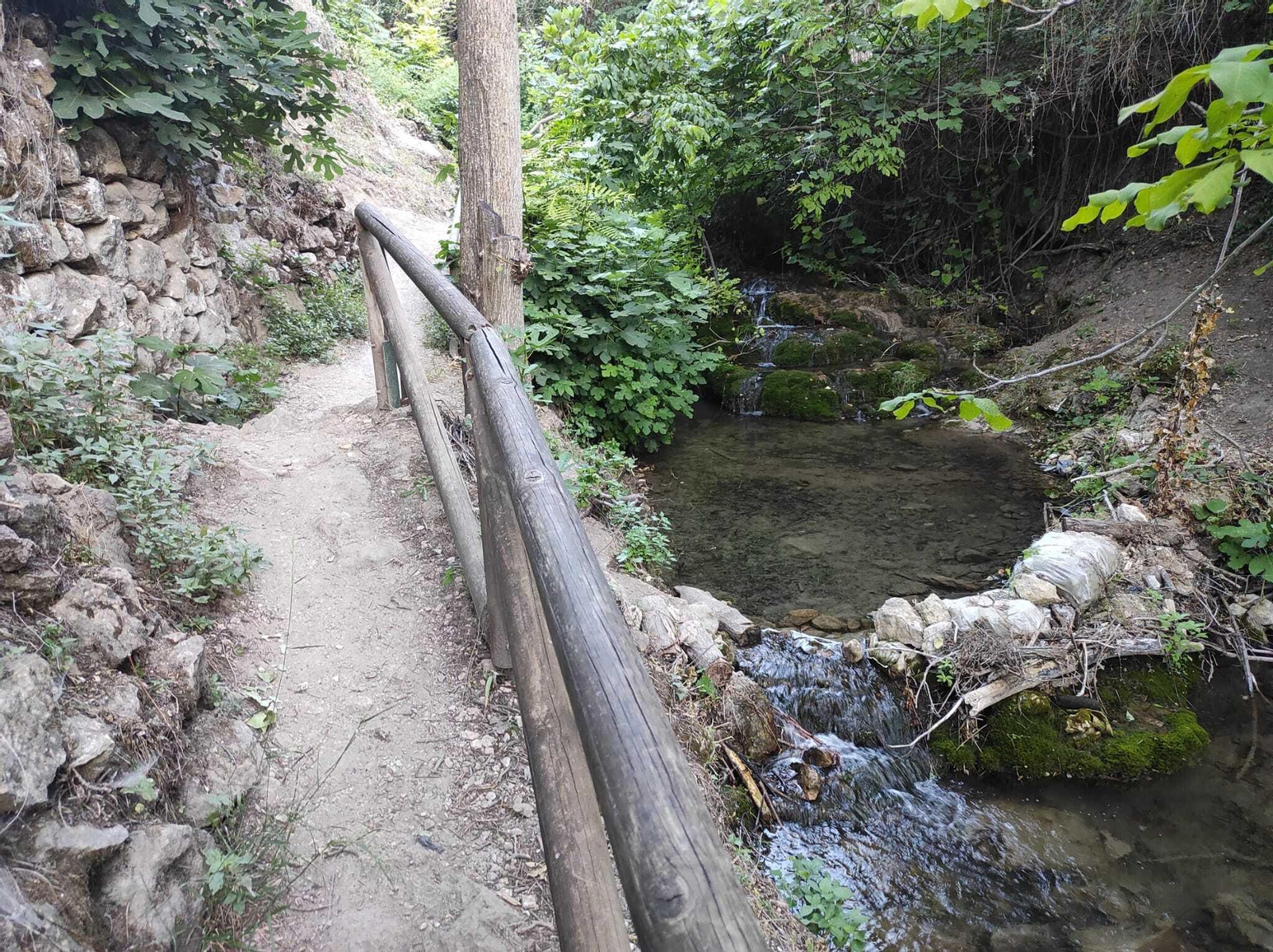El sendero, de dificultad media, bordea el río por ambos laterales dependiendo del tramo. El sendero, de dificultad media, bordea el río por ambos laterales dependiendo del tramo.
