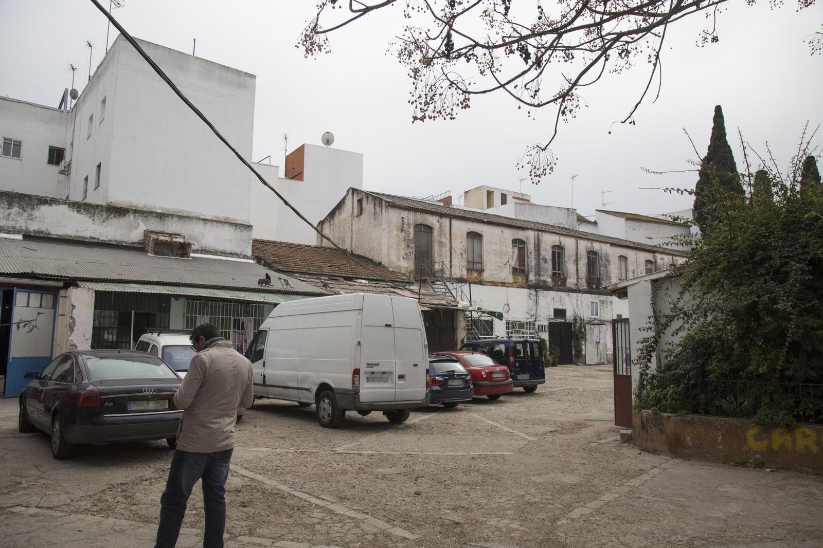 Uno de los patios del antiguo corralón utilizado como aparcamiento público.