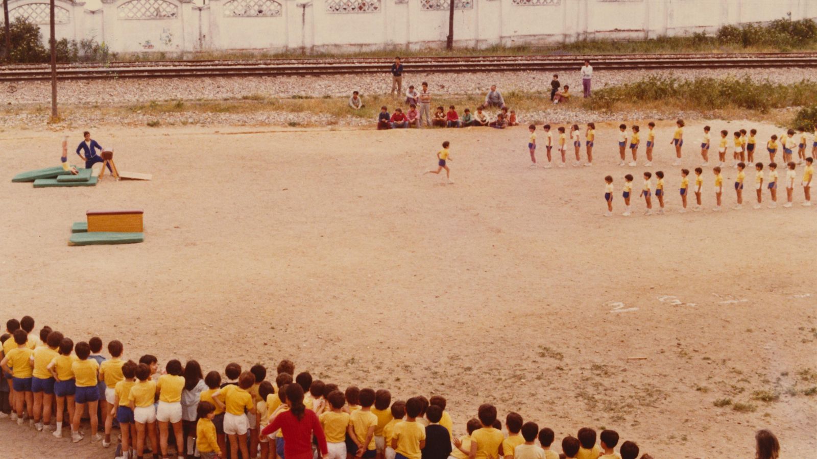 Una clase de Educación Física en los años 70 junto a la vía del tren.