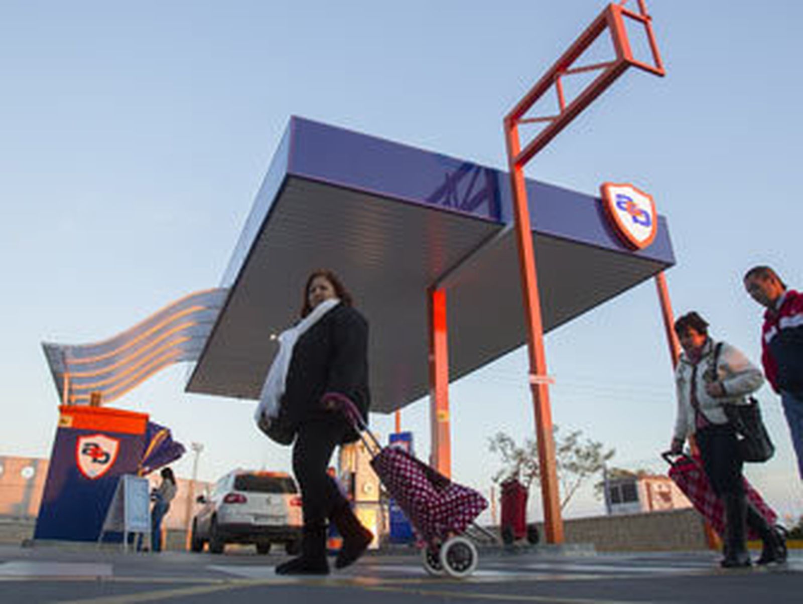 Sevilla cuenta con seis gasolineras sin personal pese a la prohibición de la Junta