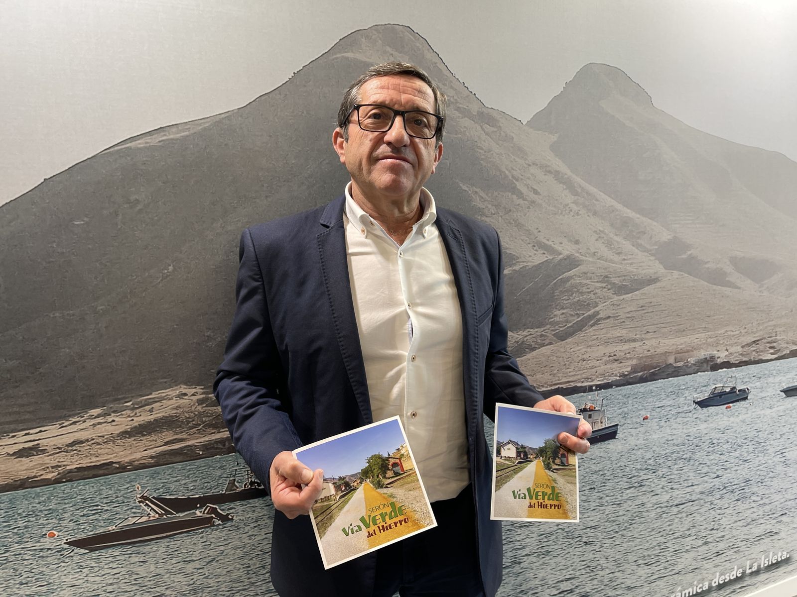 El alcalde de Serón, Manuel Martínez Domene, en el stand de Fitur.