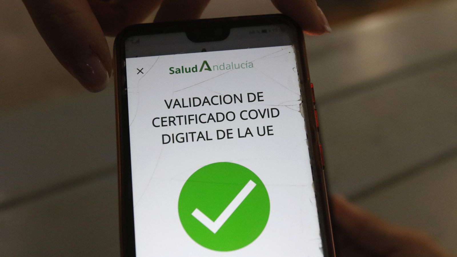 Pantalla del móvil de una encargada tras la lectura del código QR