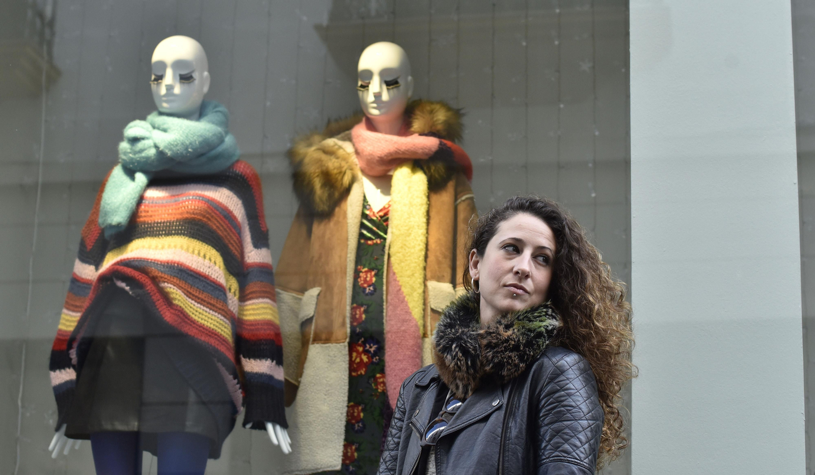 Rosario Guerrero, La Tremendita (Sevilla, 1984), en una calle comercial de su ciudad natal.