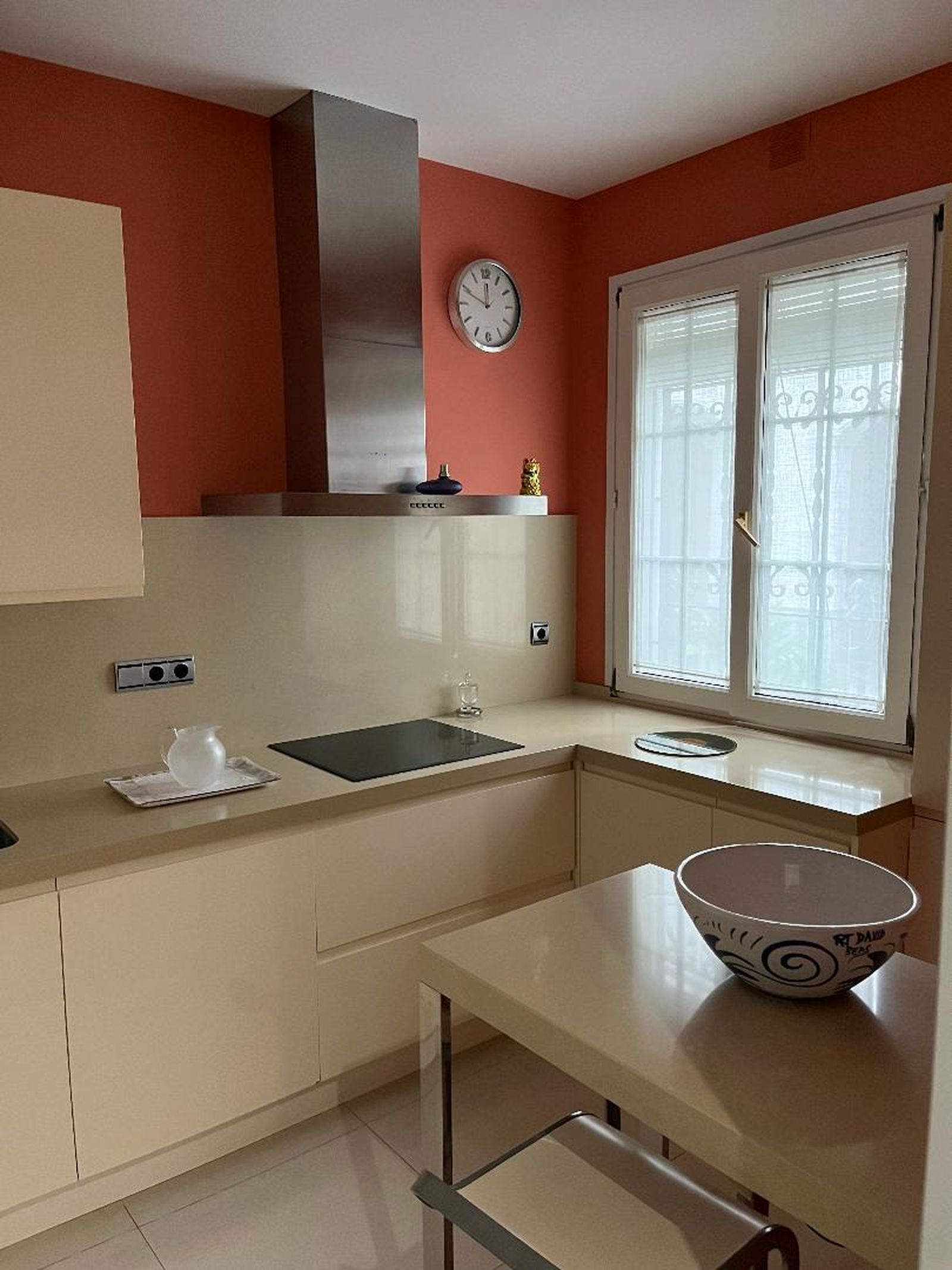 Cocina. En esta estancia se mezcla el color naranja de su pared con el beige de los muebles.