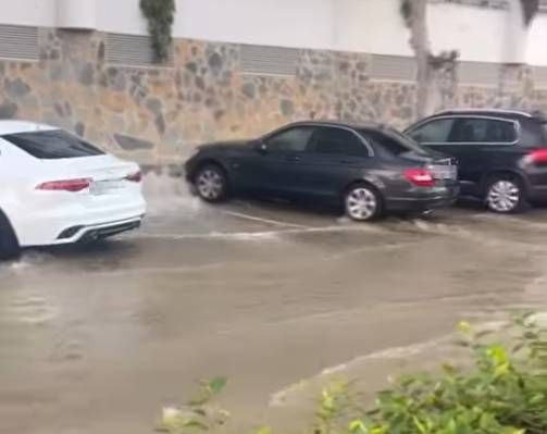 La rotura de una tubería provoca un río de agua en la avenida de la Encarnación de Fuengirola