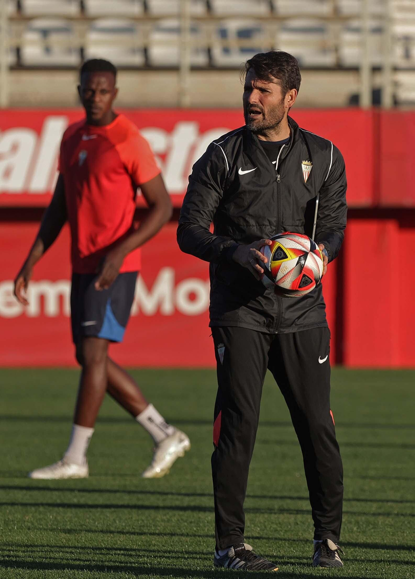 La vuelta a los entrenamientos del Algeciras después del descanso de Navidad, en imágenes