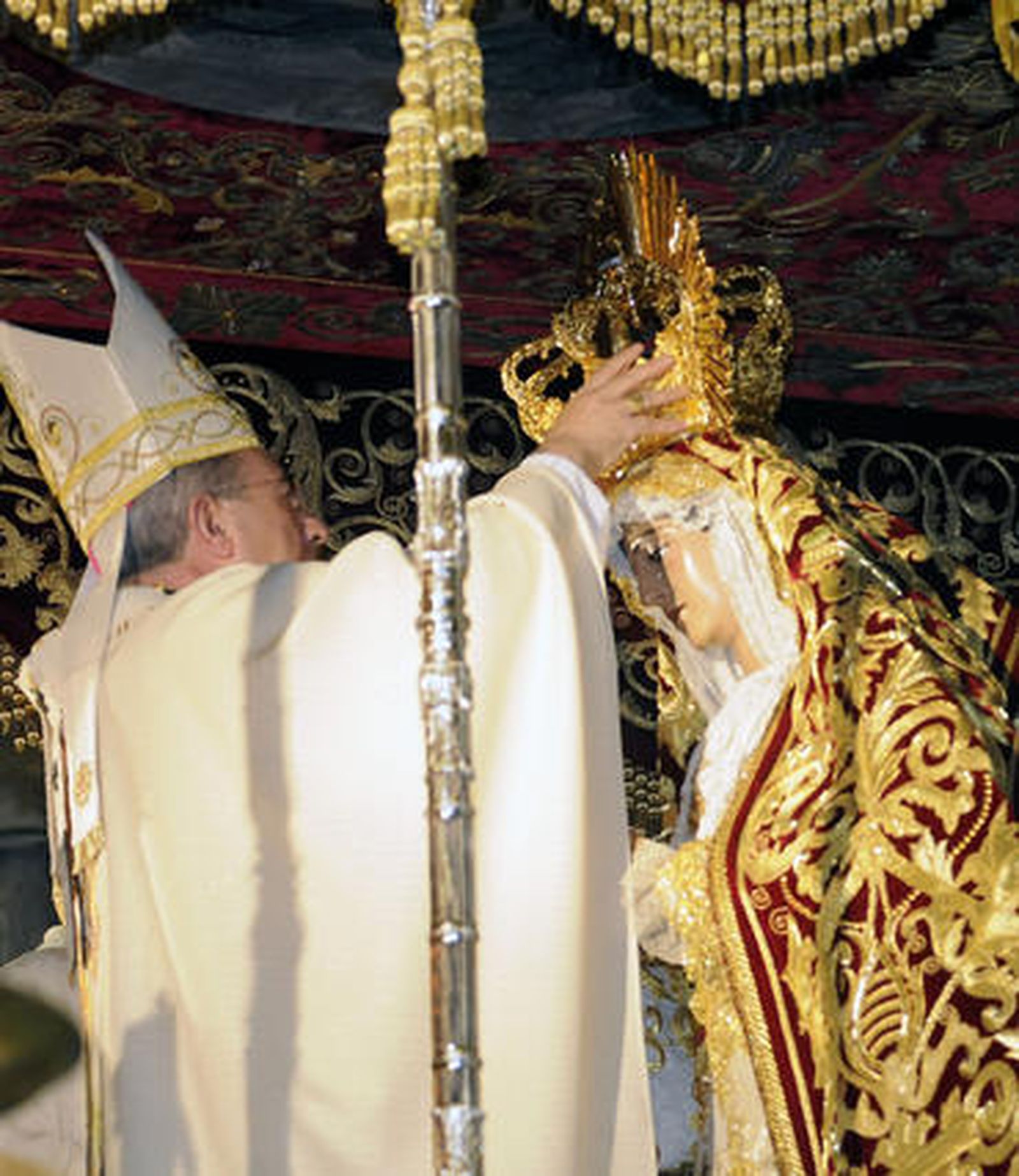 Acto de coronación de la Virgen de Regla, en la Catedral.

Foto: Juan Carlos Vázquez