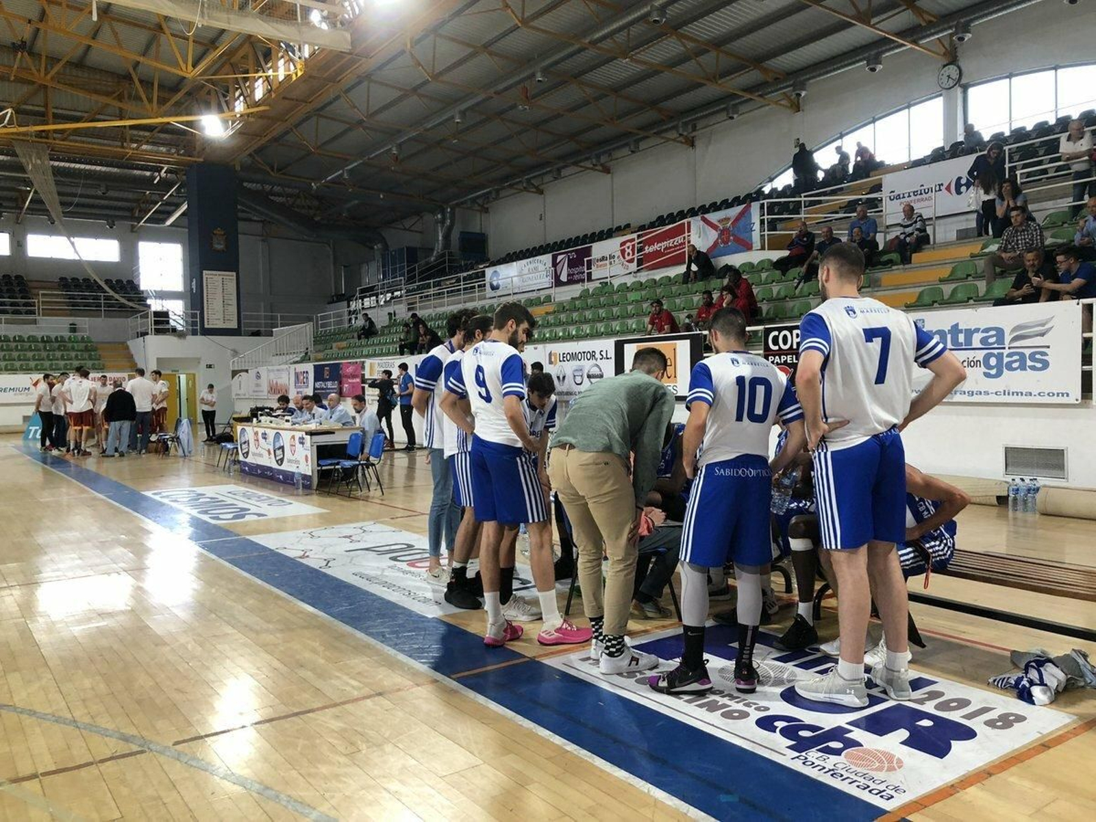 Los jugadores del CB Marbella en un tiempo muerto.