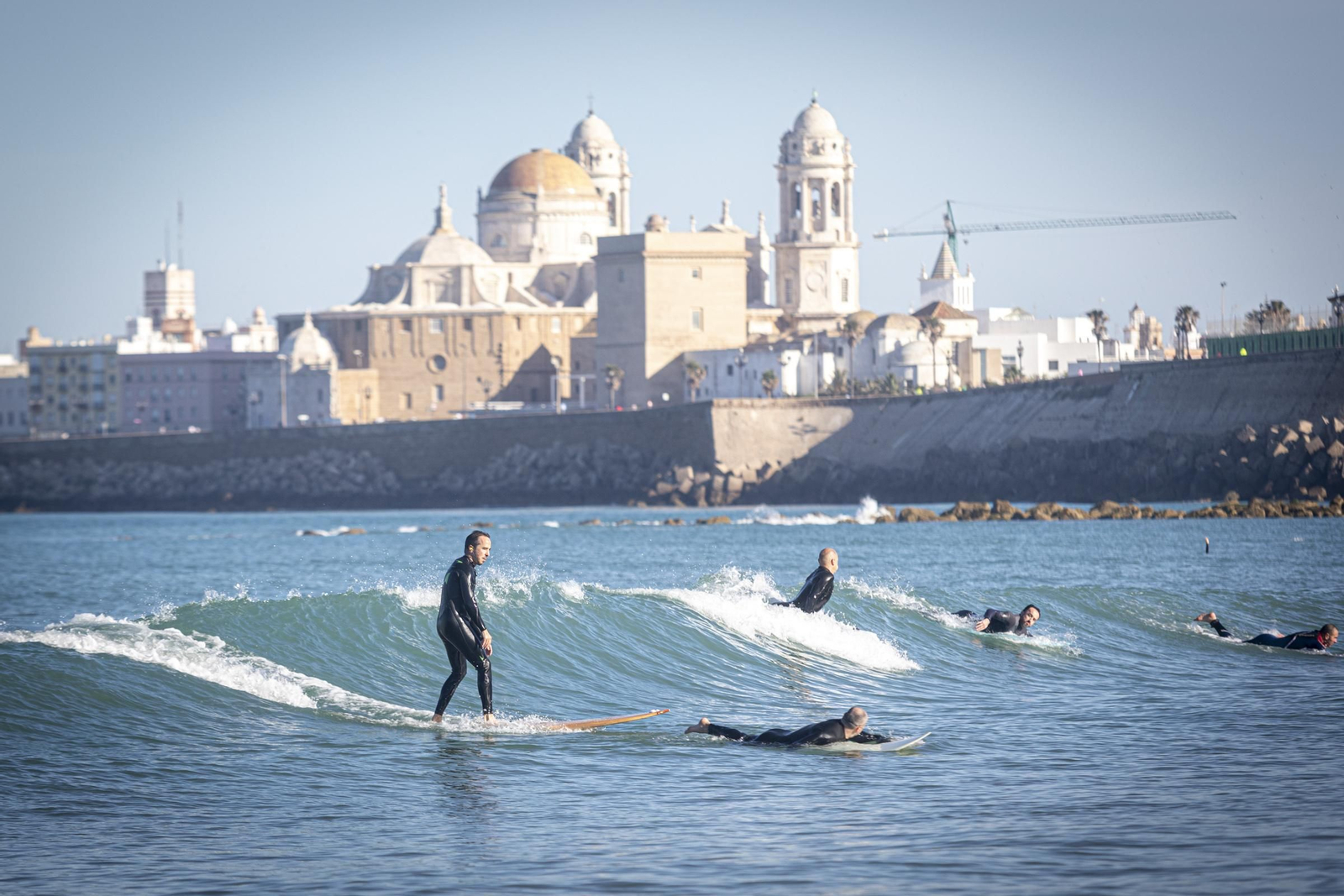Numerosos surferos se dieron cita en la playa