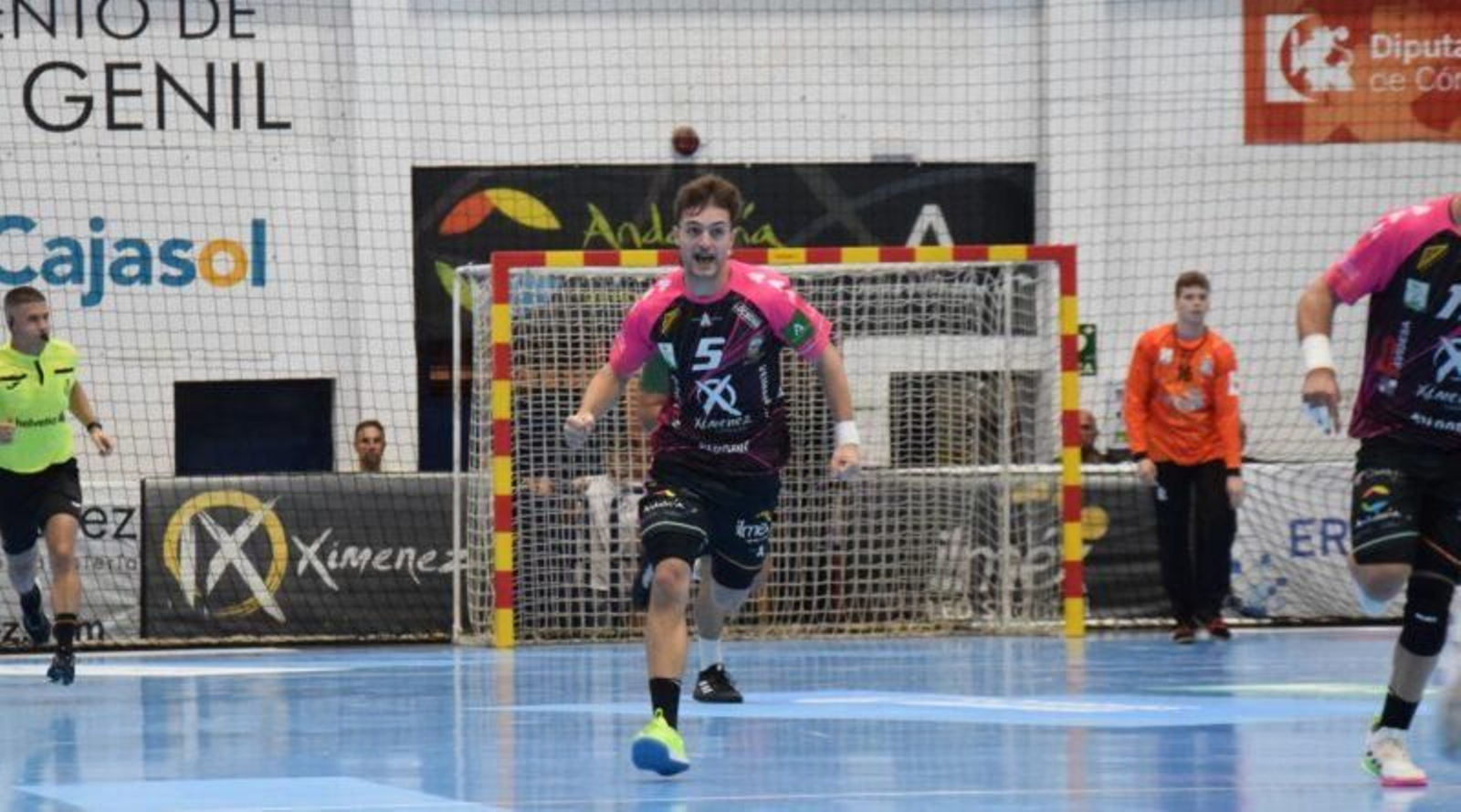 Antonio Cabello celebra un gol durante la pasada temporada.