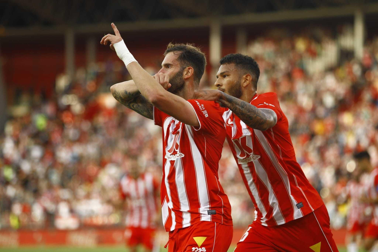 Baptistao celebra con Luis Suárez el 1-0, quinta diana del brasileño en lo que va de curso