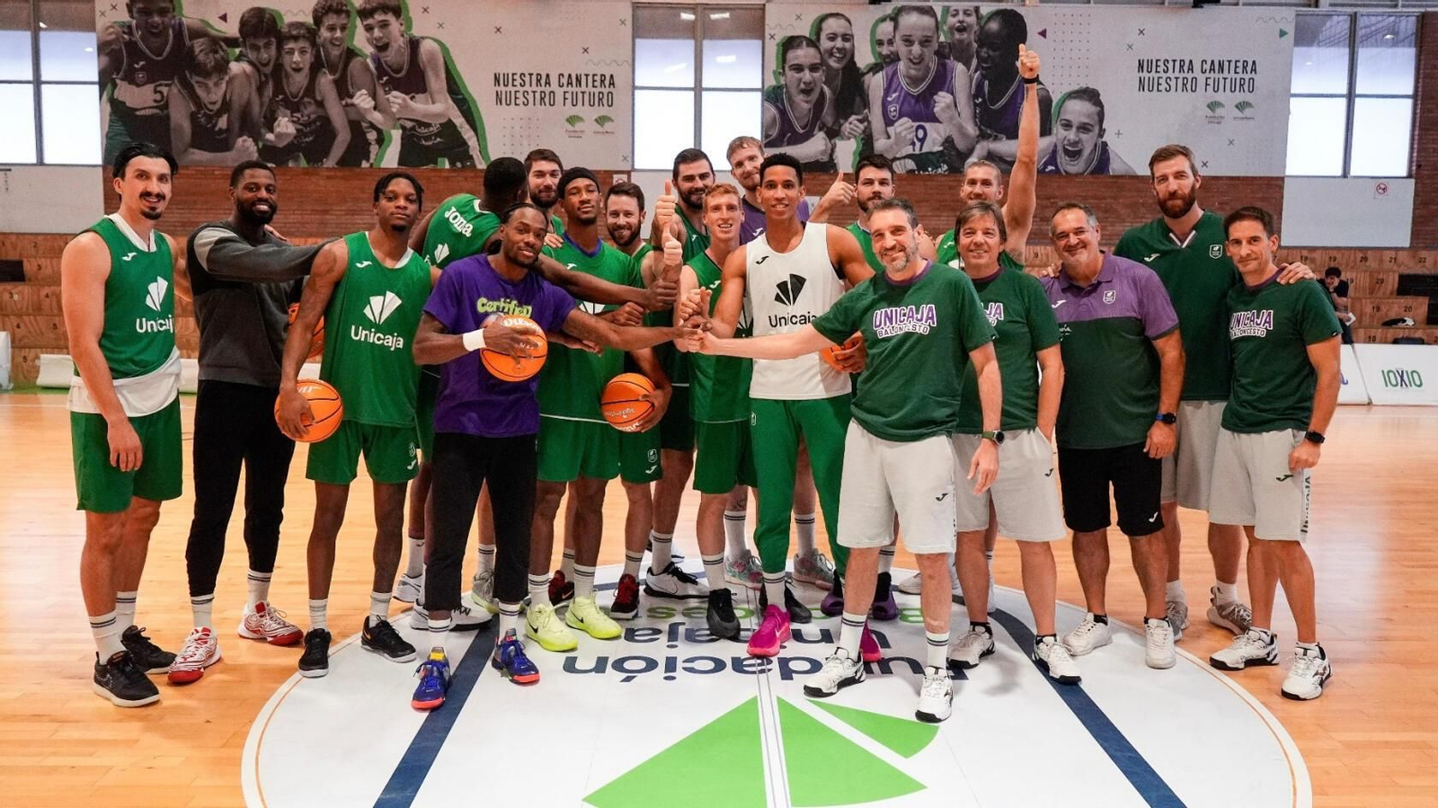 La plantilla del Unicaja, en Los Guindos. La plantilla del Unicaja, en Los Guindos.