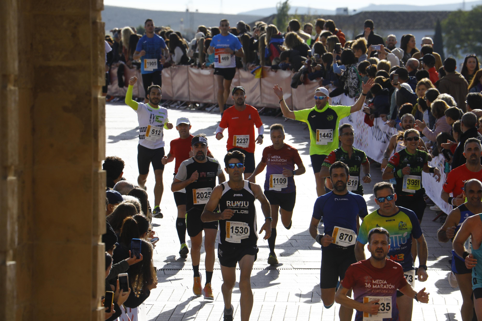 La gloria de cruzar la Puerta del Puente: imágenes de la meta de la 36 Media Maratón de Córdoba