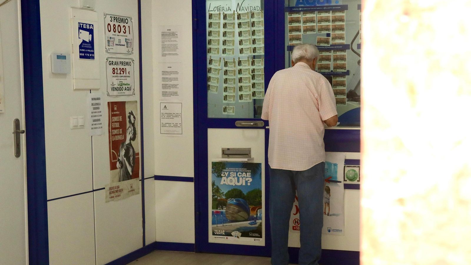 Cliente comprando en la Administración de Lotería. Cliente comprando en la Administración de Lotería.