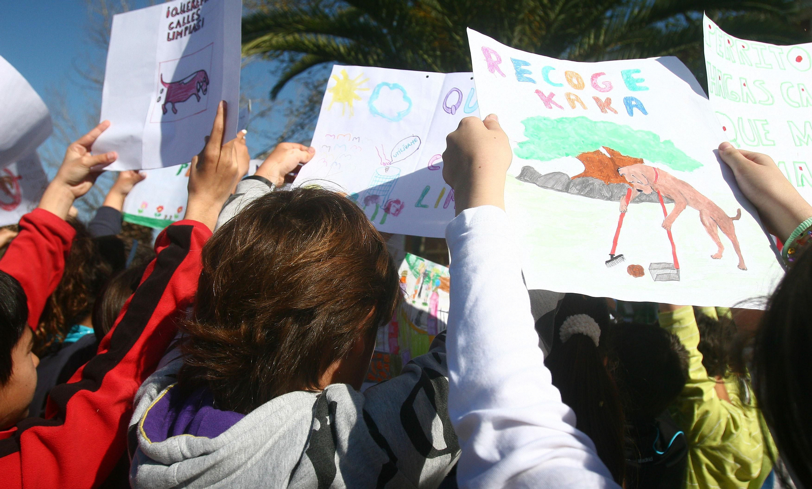 Escolares en Huelva protestan por las cacas de perro en la zona verde aledaña a su colegio.